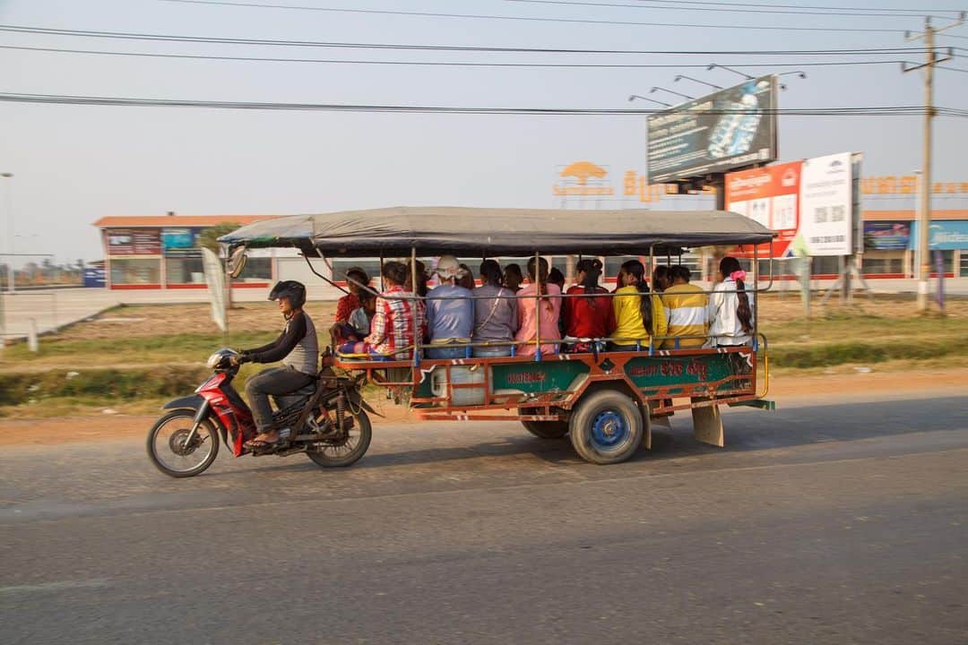 Shunsuke Miyatakeのインスタグラム：「Garment factory workers on the way back home, Phnom Penh, Cambodia」