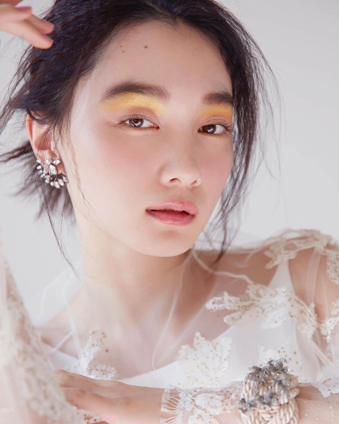 のインスタグラム：「#wedding #image  #mode #inspiration #weddingstyle  #jewelry #accessory  photographer @yusuke.y_ph  hair make @001mikaaa  model @nanagirl7 （HOLIDAY）  dress @veltoi_dress  jewelry #aderbijoux #ADER」