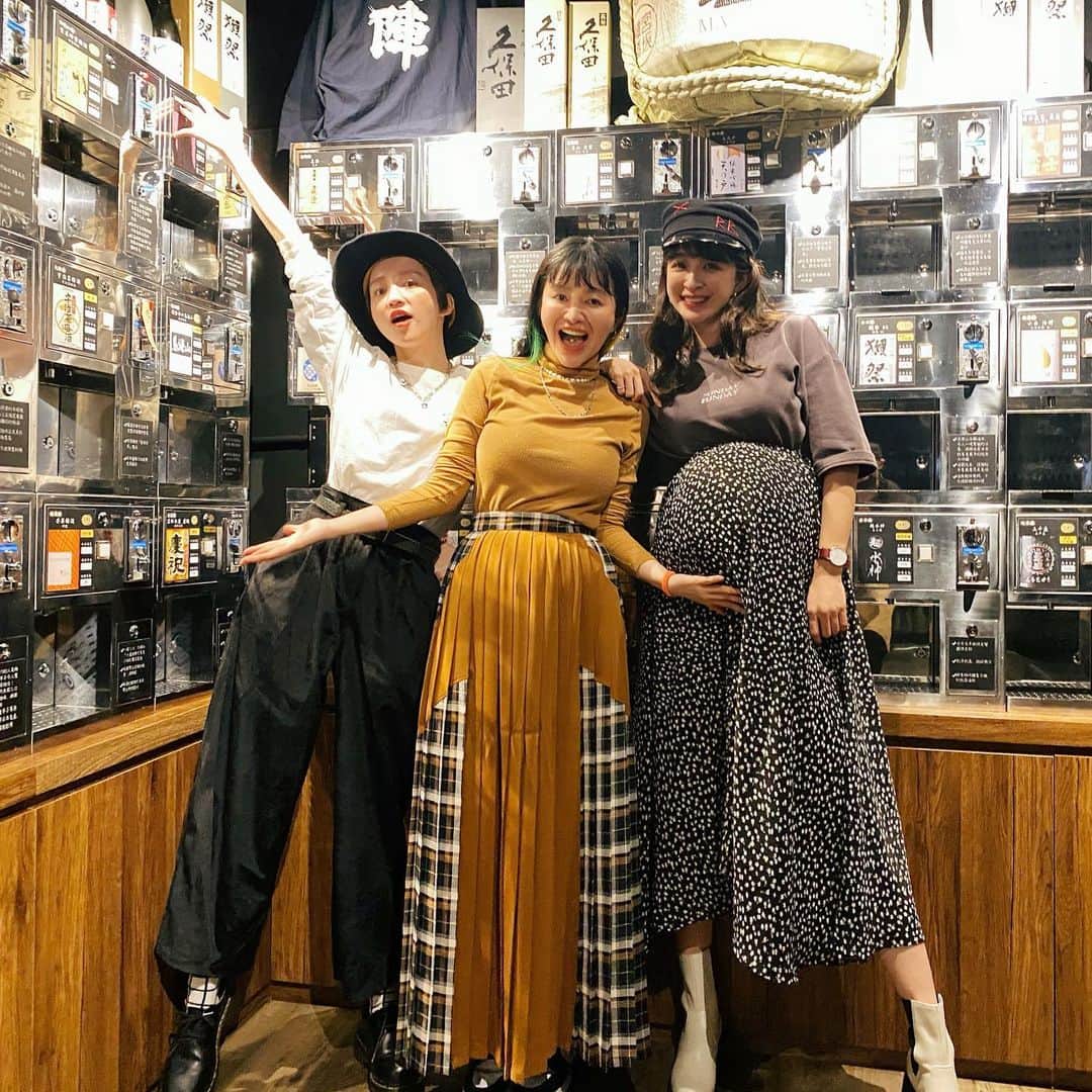 Kerinaのインスタグラム：「這家燒肉很可以！！趕快先按收藏吧🤤 這次是二訪，記得上次來的時候吃太急了 吃了才沒幾道就超撐，戰力超弱😅 所以這次學乖了，點餐的時候有稍微節制 加上老闆的詳細介紹跟推薦下 我覺得我們點的量💯而且道道都好吃 完全零失誤✌🏻  而且這家店有名的是他們的日本清酒販賣機牆 可以自己投幣選擇想喝的酒還蠻有趣的  老闆說有客人說他們櫛瓜好吃到 給它 #東區櫛瓜王 的稱號 剛好我們三個都是櫛瓜控 只能說真的名副其實呢👍🏻 另外 #松露威靈頓牛排 #厚切牛舌 #牛肉味增湯 #涮烤和牛 也必點!! #大股熟成燒肉專門」