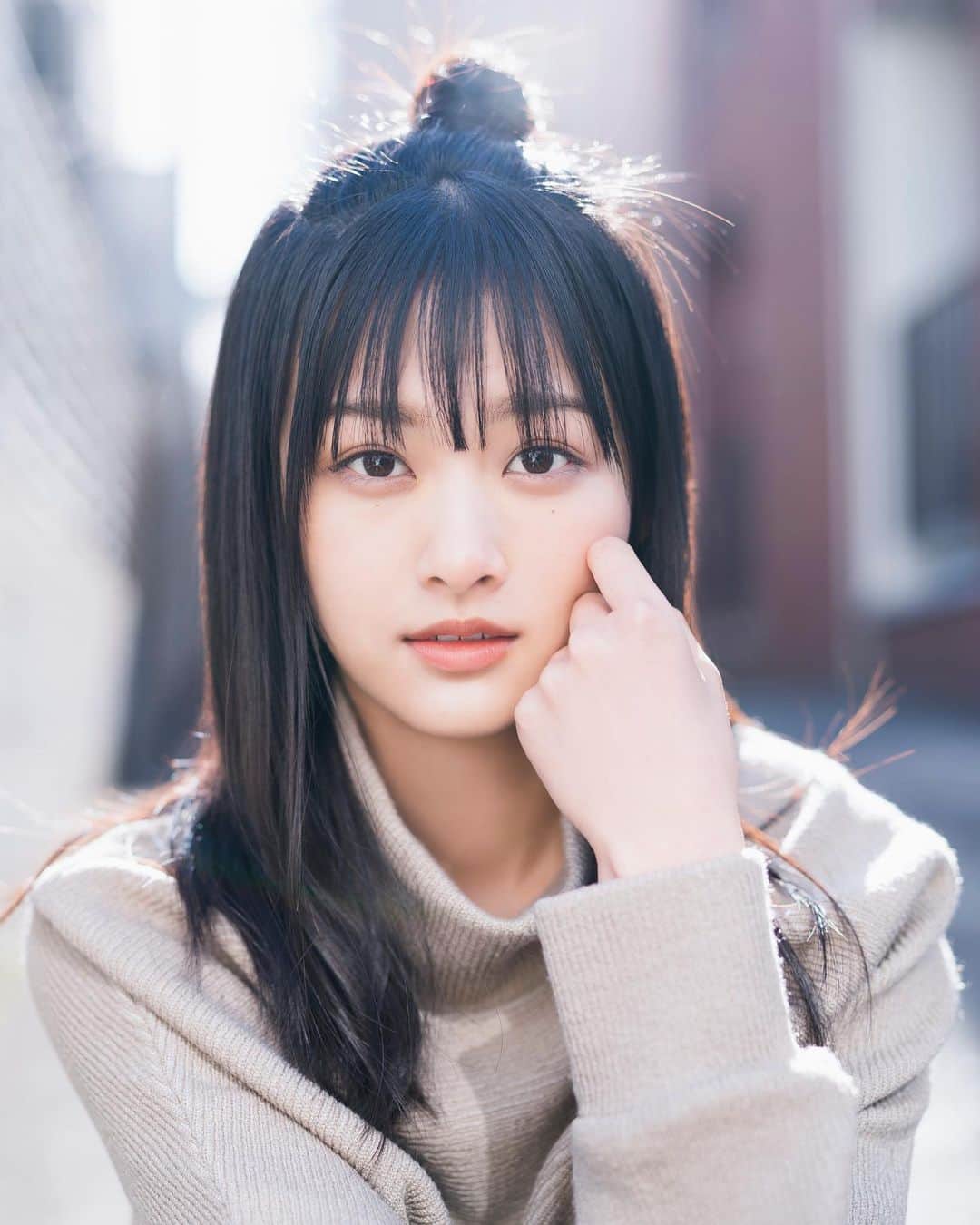 週刊少年マガジンのインスタグラム：「2021年2月17日（水）発売の「週刊少年マガジン」12号に、#櫻坂46 #原田葵 さんが登場！ 昨年、二十歳を迎えたばかりの笑顔に癒されてください。  撮影 / YOROKOBI スタイリング / 優哉 ヘアメイク / 平松浩幸 デザイン / 松本麻実（GROSVENOR design）」