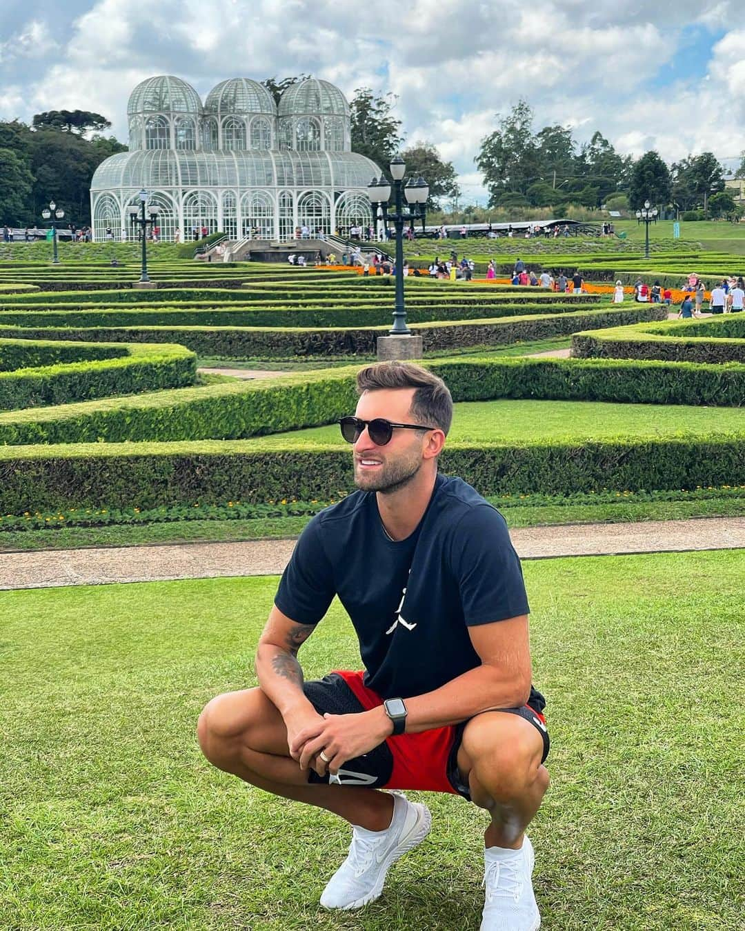 レオナルド・カリーリョ・バティスタンのインスタグラム：「😎 pose de quebrada kkkk #turismo #curitiba #love」