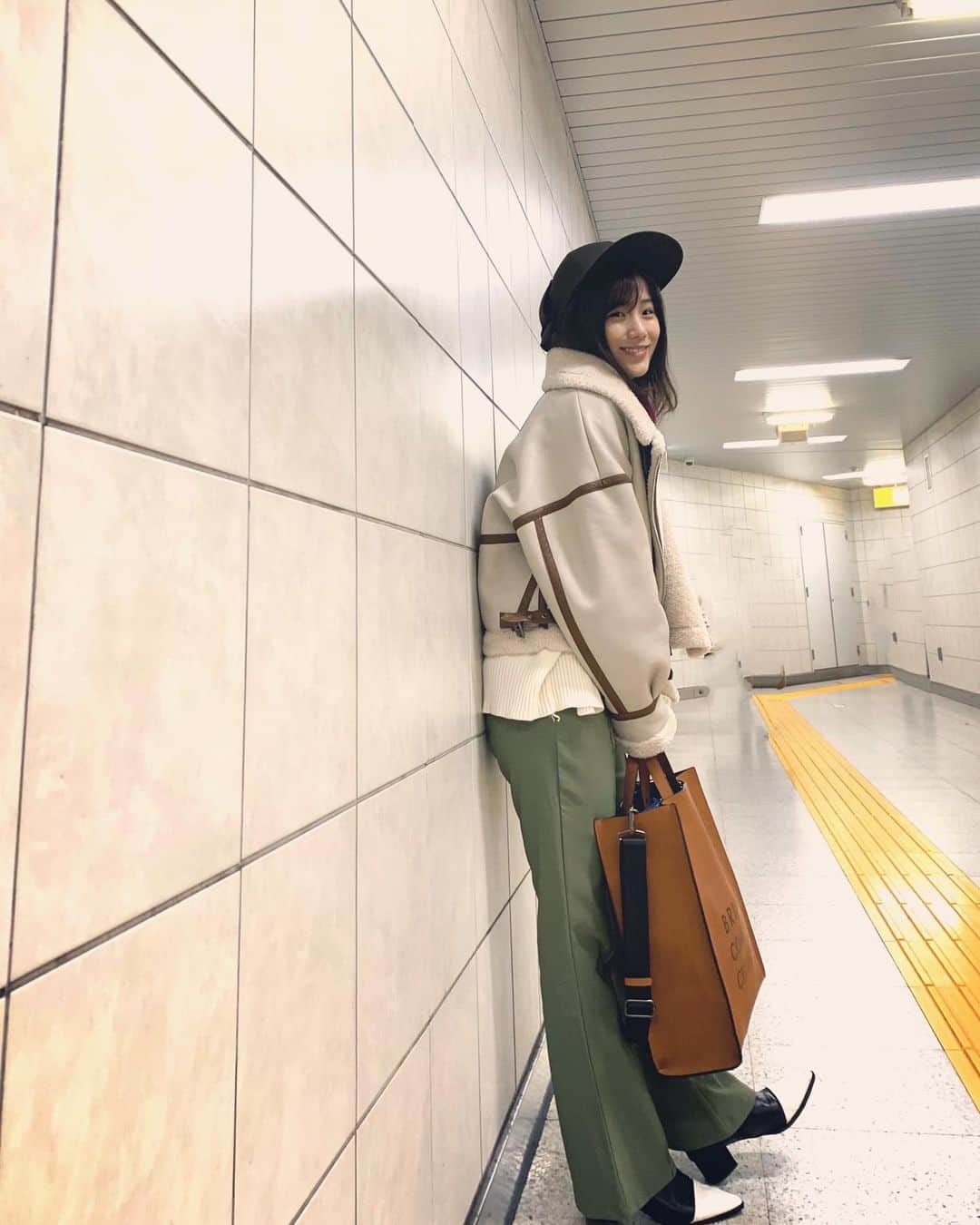 秋山ゆずきのインスタグラム：「. . ちょっと早く帰ってこれたのに 何もせずぼーっとしちゃって 時間が一瞬で過ぎてしまった🥶  そういう時あるよね🌙  はやく、、、ここから、、、 動かなければ🥶🥶🥶  明日がきてしまう🤹‍♂️  #早く寝ましょう #今日も1日お疲れ様でした」