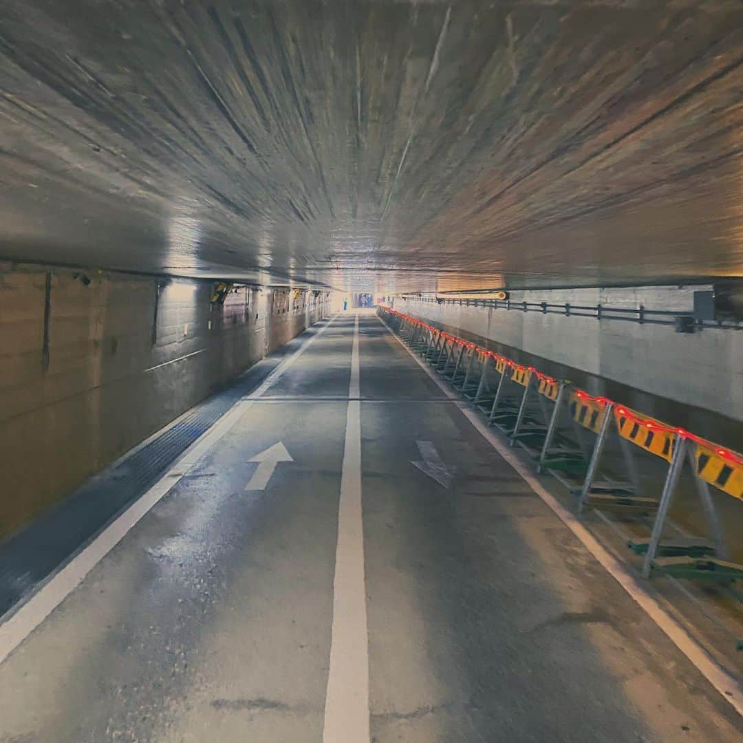 南琴里のインスタグラム：「このトンネルを抜けたら、きっとタイムスリップ🕰 . . . . 品川から高輪ゲートウェイまで歩いた途中にありました🐾伝わりにくいですが、天井がとても低いトンネルです。170㎝以上の人はもれなく頭がぶつかると思います。 . . .  #品川散歩 #高輪ゲートウェイ #トンネル #トンネル工事 #トンネルを抜けると #タイムスリップ #コンクリート #コンクリ #工事中」