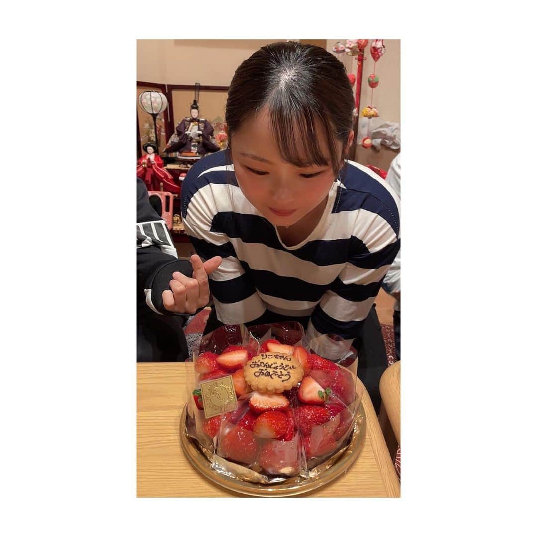 筒井莉子のインスタグラム：「三姉妹誕生日会👏 . みんなそれぞれ好きなケーキを頼んで良かったから 莉子は「いちごタルト」にした🍓 . . そして、3種類のケーキ食べれる 贅沢食い😋💗 . 体重増えすぎって怒られそ🤦‍♀️笑」