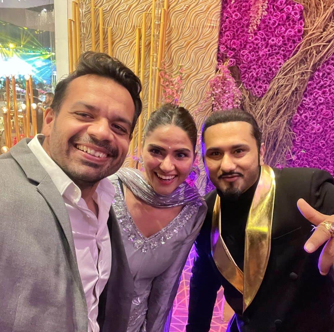 Gaurav Tanejaのインスタグラム：「Saadi Bhain da vyah @_snehasingh .. congrats to the lovely couple and congrats @yoyohoneysingh paji. . #wedding #couple #love #flyingbeast」