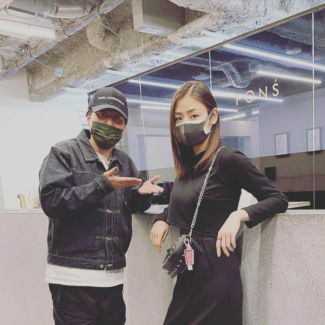 片山萌美のインスタグラム：「この間 次の撮影のために 髪をサラサラ艶々に してもらいました♡ 最高！ 本当、髪の毛が美しくなる✨  #fons #青山 #表参道 #堀川智明　さん #髪質改善トリートメント #髪質改善おじさん　笑 #moemikatayama」