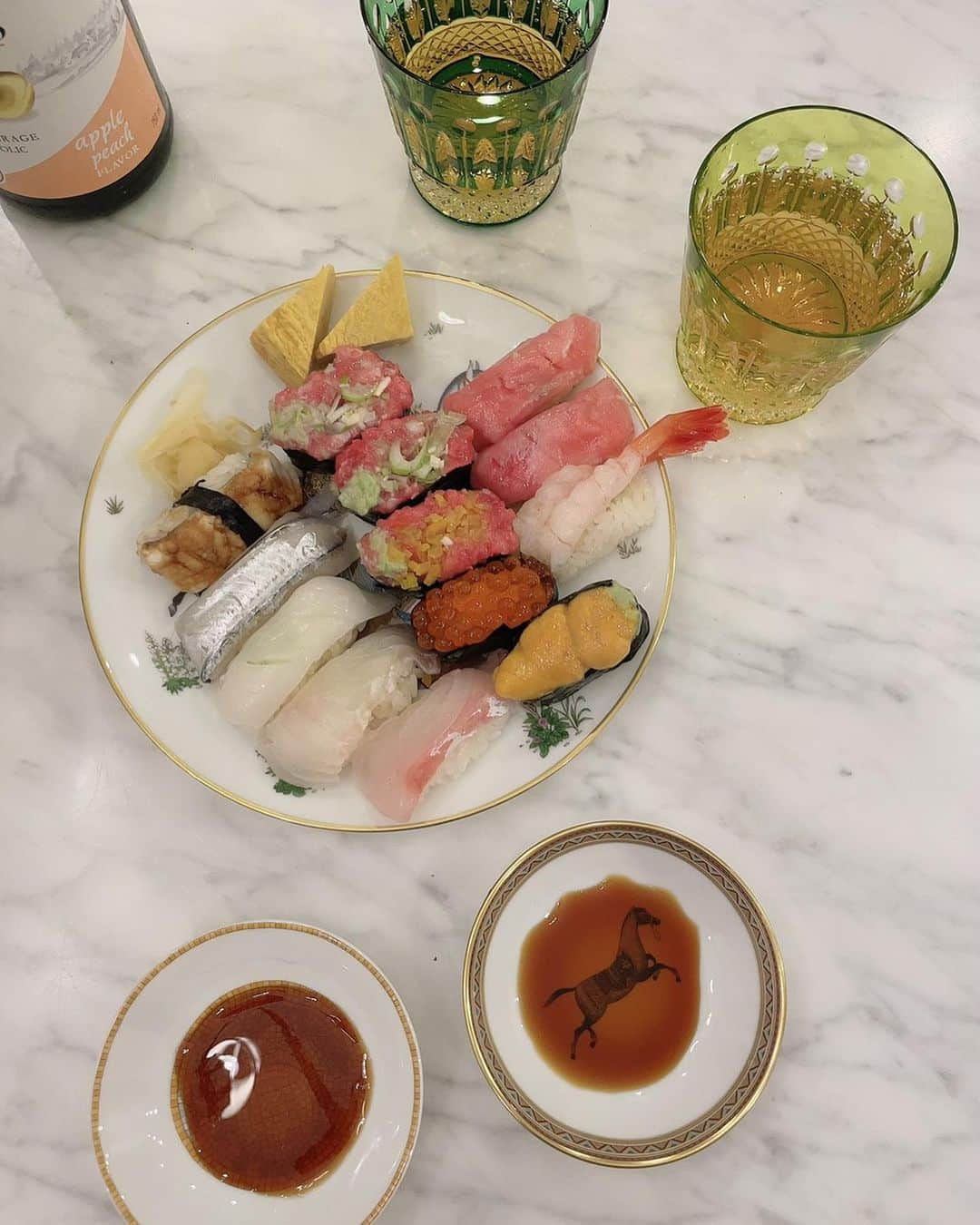 アレクサンダーのインスタグラム：「エルメスの醤油皿❤️ 出してみたよ❤️  #hermes」