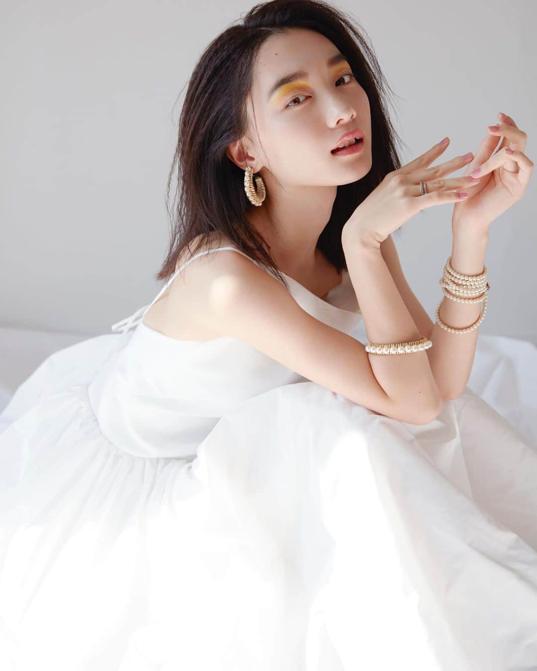 のインスタグラム：「#wedding #image  #mode #inspiration #weddingstyle  #jewelry #accessory  photographer @yusuke.y_ph  hair make @001mikaaa  model @nanagirl7 （HOLIDAY）  dress @veltoi_dress  jewelry #aderbijoux #ADER」