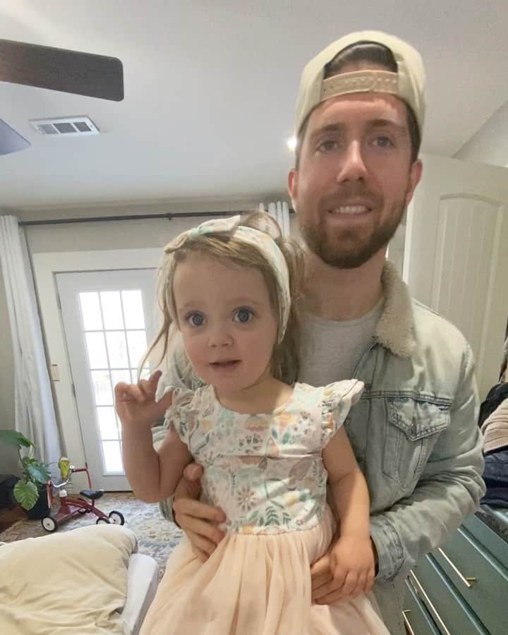 ジェッサ・ダガーのインスタグラム：「Ivy tried on her new dress from @rhealanasofnwa, and when she looked in the mirror she was absolutely speechless and in love with it! Too cute!  I love shopping at @rhealanas because you can get quality clothing and kid items at a fraction of the cost! Check them out! They’re all over the US and you might be able to find a sale near you!」
