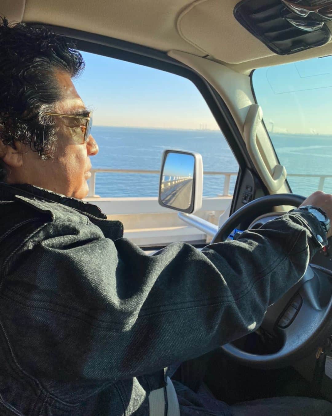 藤岡弘、のインスタグラム：「久しぶりの海🐟 ﻿ #hiroshifujioka #海　#自然　#サバイバルジャケット」