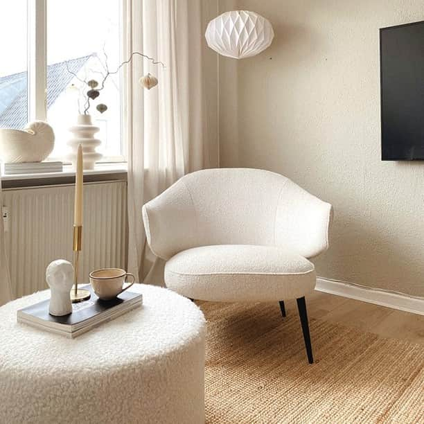 BoConceptのインスタグラム：「ANY STYLE AS LONG AS IT’S YOURS.  Like the calming tone-in-tone vibes conjured by @matlanthihlum and @nobelberget.  #boconcept #liveekstraordinaer #danishdesign #livingroom #livingroominspo #interiordesign #scandihome #scandinaviandesign #scandinavianhome」