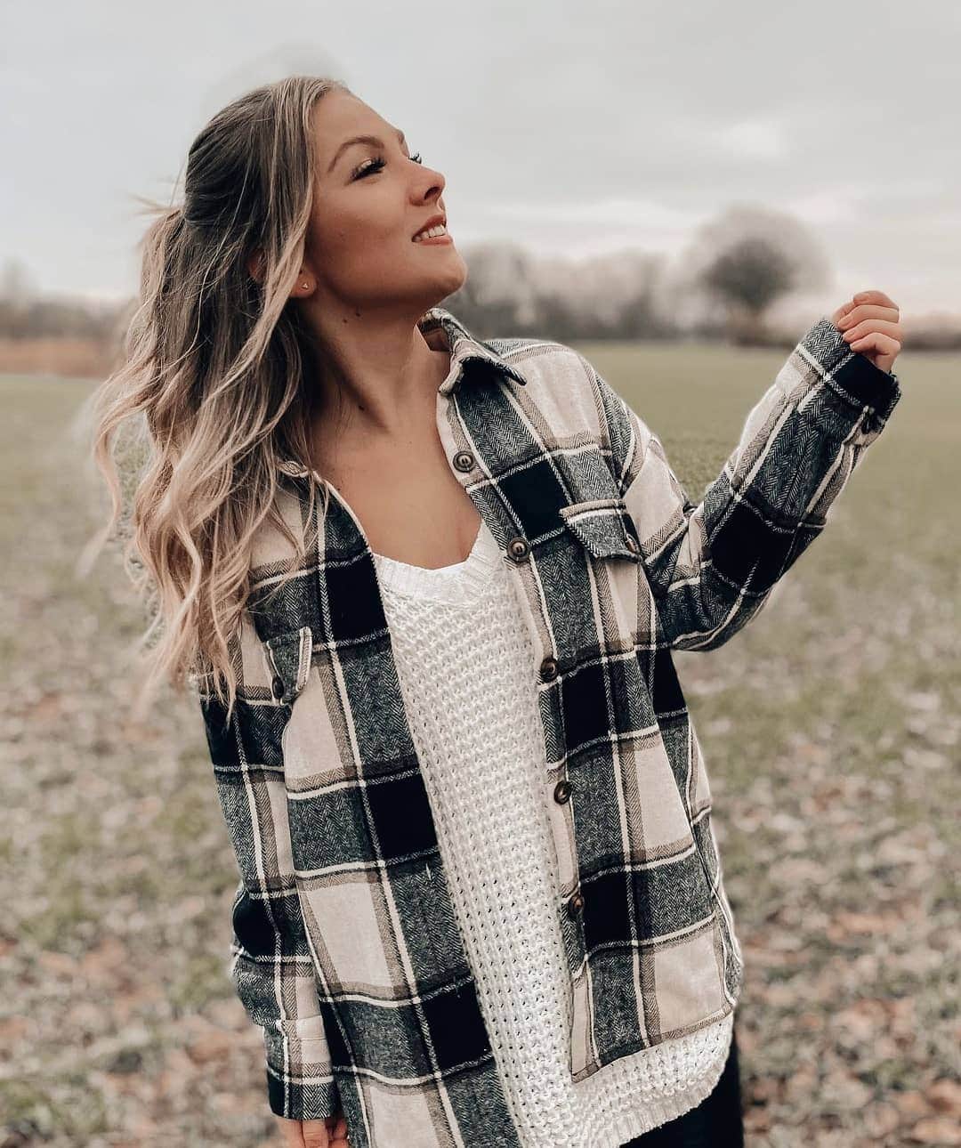 SHEINのインスタグラム：「Enjoy the little moments 🤍🕊 @janinars  Shop Item #: 1977532  #SHEINgals #SHEINstyle #SHEINSS21 #plaidseason」