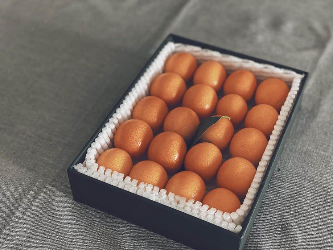 藤田敦子のインスタグラム：「ㅤ @earth0309 @taearth821 Thanks❤️🍊❤️ #シワシワのテーブルクロスはご愛嬌 #ちょっと汚れてるしね #リアルやな」