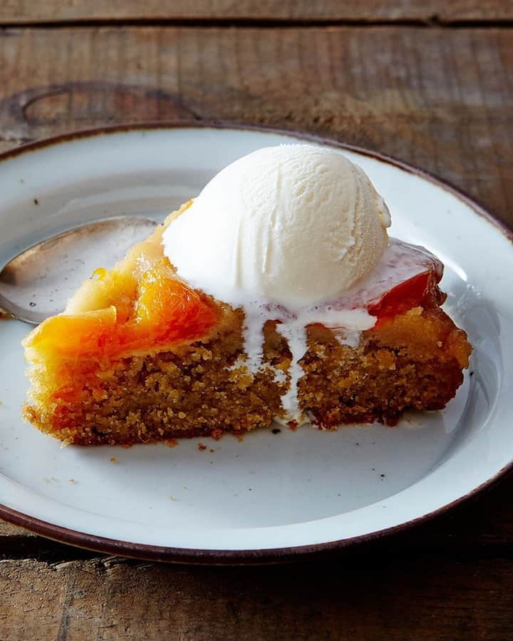 Food52さんのインスタグラム写真 - (Food52Instagram)「Our morning motto: Have your cake and eat it too (preferably with a scoop of vanilla ice cream!). This Upside-Down Cake from @emcdowell is one of her favorite recipes to make use of seasonal produce. Its nutty and toasty flavor pairs well with just about any fruit including tangy, floral loquats! Grab the recipe and get a loquats 101 at the link in our bio. 📸: @markweinbergnyc #f52community」2月21日 0時00分 - food52