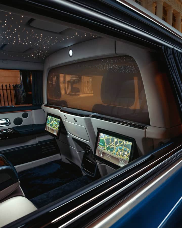 ロールス・ロイスのインスタグラム：「The Privacy Suite of Phantom Extended offers entertainment and escape in equal measure.   Discover #RollsRoycePhantomExtended; link in bio.  — NEDC (combined): CO2 emission: 329-328 g/km; Fuel consumption: 19.5-19.6 mpg / 14.5-14.4 l/100km. WLTP (combined): CO2 emission: 356-341 g/km; Fuel consumption: 18.0-18.8 mpg / 15.7-15.0 l/100km.」