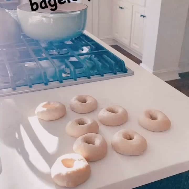ジョアンナ・ブラッディのインスタグラム：「We’ve had a tradition of picking up bagels and watching Saturday morning cartoons for a while now. We decided it was time to to take a crack at making them ourselves! So worth the extra effort! 🥯🥯🥯」