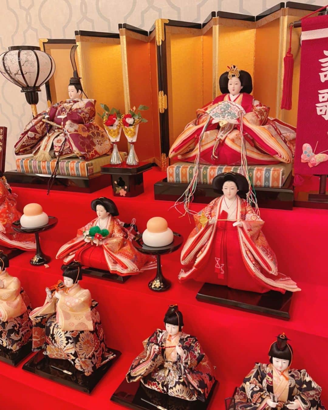 のインスタグラム：「先日、 ひな人形を飾りました🎎 今年も主人が見本を見ながら並べてくれました☺️ 毎日娘と眺めよう✨  #ひな人形🎎  #今日も1日お疲れ様でした」