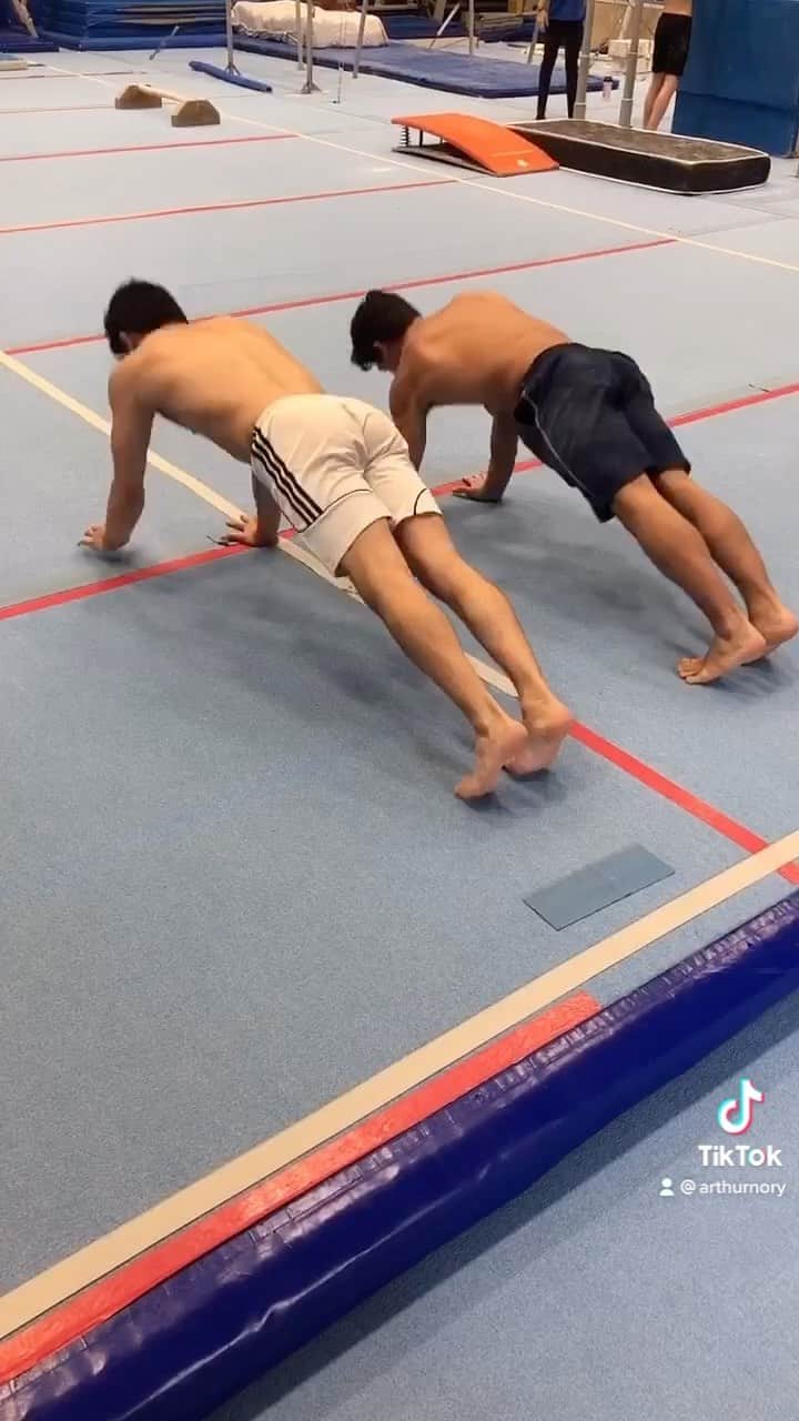 アルトゥール・オヤカワ・マリアノのインスタグラム：「Reels do Sabadoww com @dig_speranza 🤸🏻‍♂️🤸🏻🤸🏻‍♀️ Prancha dance #gymnastics #fun #friends #challenge #reels #prancha」
