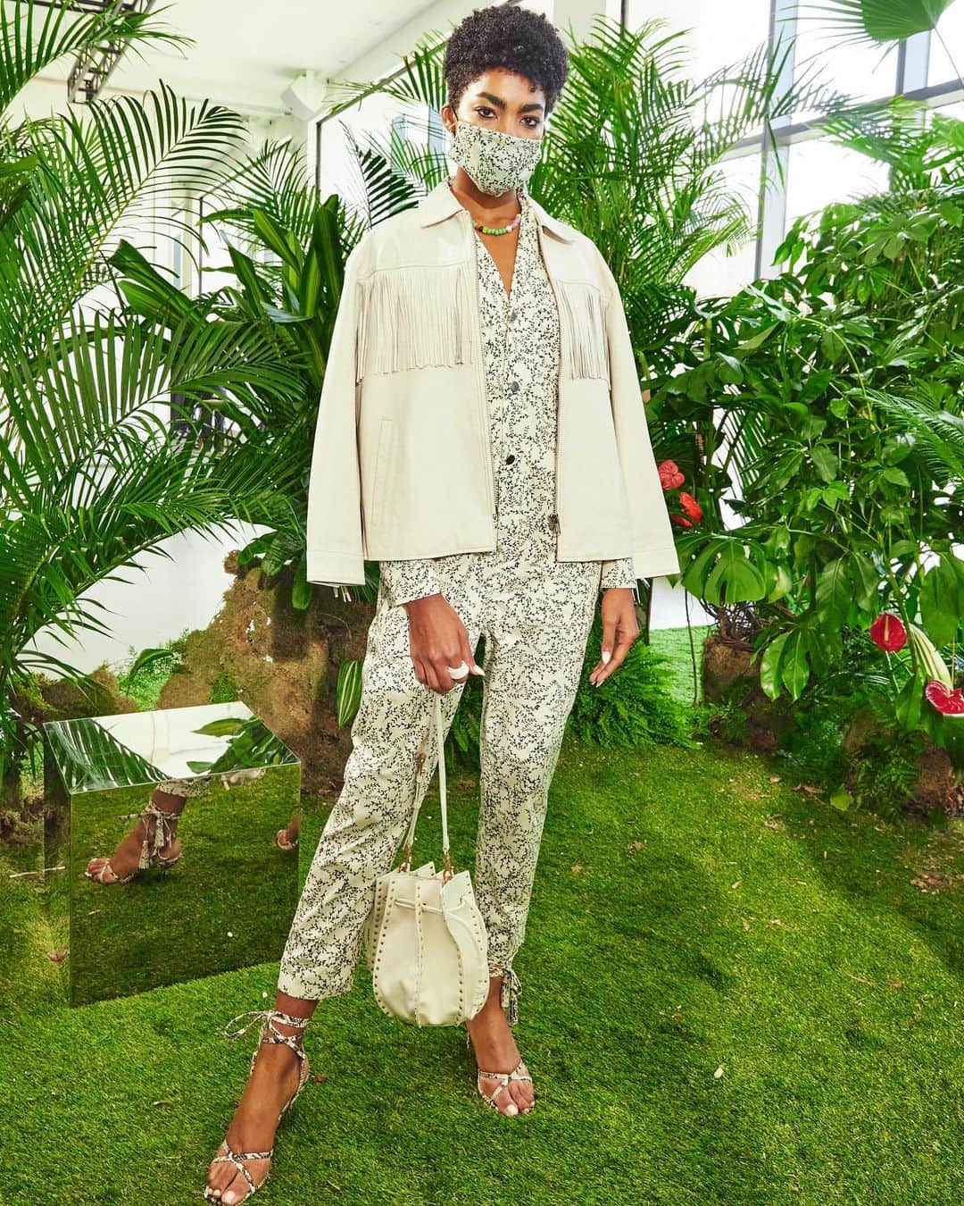 レベッカミンコフのインスタグラム：「Can’t get over this entire look! 😍」