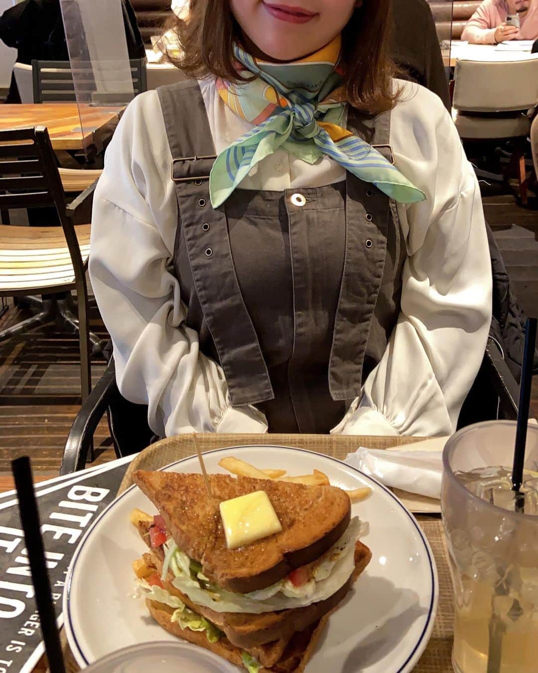 山井祥子のインスタグラム：「メープルシロップとバターがたっぷりかかったBLTサンド！衝撃的な美味しさでした🧈 #bltサンド  #スカーフ」