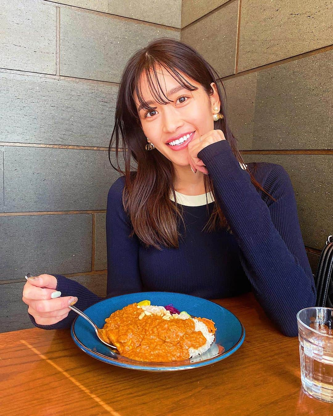 川口優菜さんのインスタグラム写真 - (川口優菜Instagram)「土日は好きなものを食べる日🍛🤍  カレーもパスタも🍝本当に美味しくて、　 心が今日は満たされた〜  心が満足しないとそのストレスで、 いつかドカ食いにつながっちゃうから.. 美味しい物を食べる時は心が喜ぶ物を選んで食べるの。 心とちゃんと向き合うことは体型維持の秘訣なの🤍 #良い週末を #体型維持 #saturday #cafestagram  #curry」2月21日 0時09分 - yuna.kawaguchi