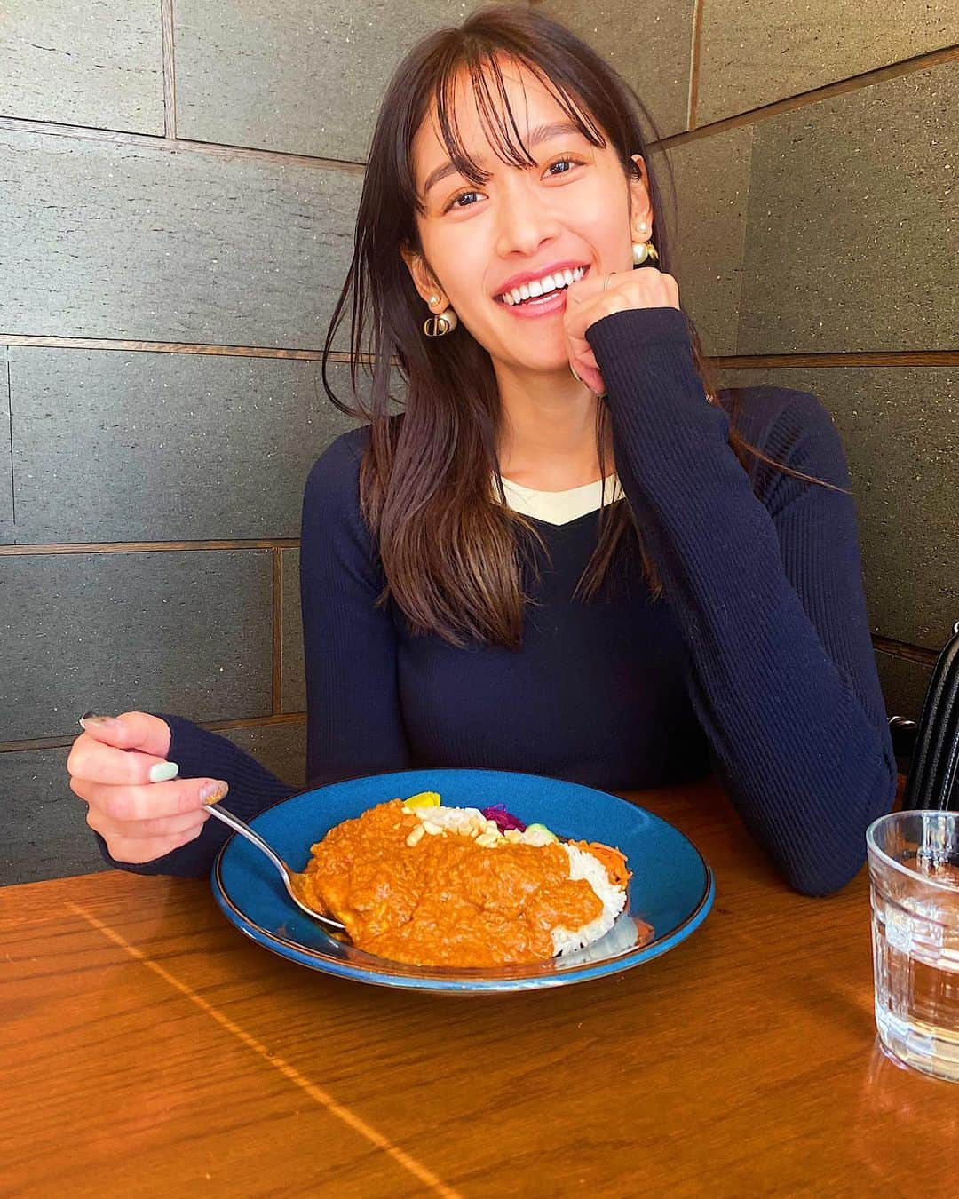 川口優菜さんのインスタグラム写真 - (川口優菜Instagram)「土日は好きなものを食べる日🍛🤍  カレーもパスタも🍝本当に美味しくて、　 心が今日は満たされた〜  心が満足しないとそのストレスで、 いつかドカ食いにつながっちゃうから.. 美味しい物を食べる時は心が喜ぶ物を選んで食べるの。 心とちゃんと向き合うことは体型維持の秘訣なの🤍 #良い週末を #体型維持 #saturday #cafestagram  #curry」2月21日 0時09分 - yuna.kawaguchi