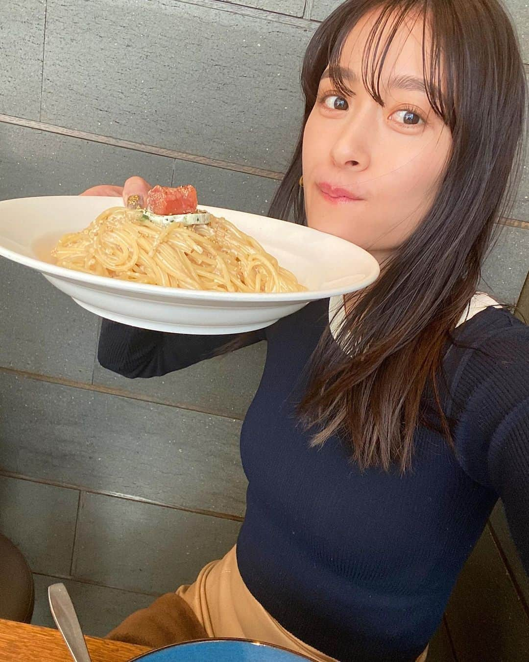 川口優菜さんのインスタグラム写真 - (川口優菜Instagram)「土日は好きなものを食べる日🍛🤍  カレーもパスタも🍝本当に美味しくて、　 心が今日は満たされた〜  心が満足しないとそのストレスで、 いつかドカ食いにつながっちゃうから.. 美味しい物を食べる時は心が喜ぶ物を選んで食べるの。 心とちゃんと向き合うことは体型維持の秘訣なの🤍 #良い週末を #体型維持 #saturday #cafestagram  #curry」2月21日 0時09分 - yuna.kawaguchi