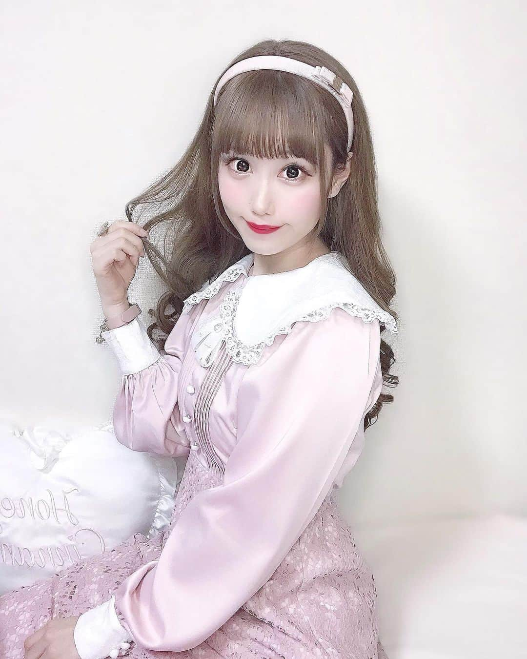 雨宮真梨子のインスタグラム：「﻿ ﻿ ﻿ 𝑃 𝑖𝑛𝑘 🐰🎀💕💗﻿ ﻿ ﻿ ﻿ 髪の毛くるくる可愛い？？﻿ ﻿ 髪の毛明るくしてから同じ色のお洋服でも﻿ 違った印象になって嬉しい…🌸𓈒 𓂂𓏸﻿ ﻿ ﻿ ﻿ ﻿ ☑︎ onepiece︎︎︎︎ ﻿ @swankiss_official  ☑︎ hair accessory﻿ @ferragamo  ☑︎ bangle ﻿ @rosemarie_seoir  ﻿ ﻿ ﻿ ﻿ ﻿ ＼いいね・コメント・フォローお願いします♡ ﻿／ ﻿#swankiss #スワンキス #ferragamo #カチューシャ #ピンク #アイドル #idol #アイドル衣装 #アイドル好きと繋がりたい #fashionblogger #fashionista #fashion #cosplay #cosplayer #いいね返し #いいねした人で気になった人フォロー #フォローミー #rosemarieseoir #自撮り界隈 #姫 #コーデ #likeforlikes #likeforfollow #自撮り女子 #量産型ヲタク #量産型 #量産型コーデ #地雷女 #自撮り #自撮り女子」