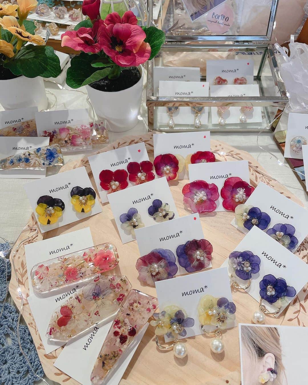Fleur Fleurのインスタグラム：「💞Lalune Market Feb 18-21💞 (о´∀`о) 未上黎嘅客人 歡迎聽日上嚟睇吓飾物嘅新作啊 😘✨ Erika moma / chou chou fleur/ Boriko / sana accessories / cherry-k  不同風格嘅日本🇯🇵飾物品牌等緊你 聽日準時下午1點到夜晚9點 See you soon!」
