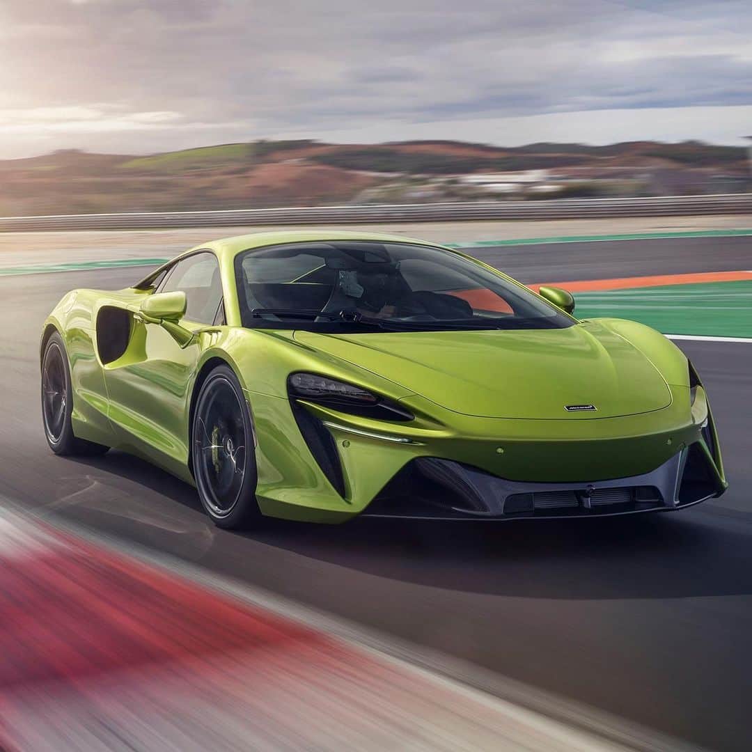 HYPEBEASTさんのインスタグラム写真 - (HYPEBEASTInstagram)「@hypebeastcarclub: @mclarenauto has unveiled its electrified Artura supercar. The British automaker has equipped the vehicle with an all-new twin-turbocharged three-liter V6 engine with an E-motor and energy-dense battery pack capable of 671 BHP and 0-60 MPH in just 3 seconds. When it comes to styling, the supercar features a low-nose, cab-forward, high-tail design, coupled with a short wheelbase for an aggressive design. The Artura starts at $225,000 USD. Click the link in bio for more info.⁠⁠ Photo: McLaren」2月21日 0時06分 - hypebeast