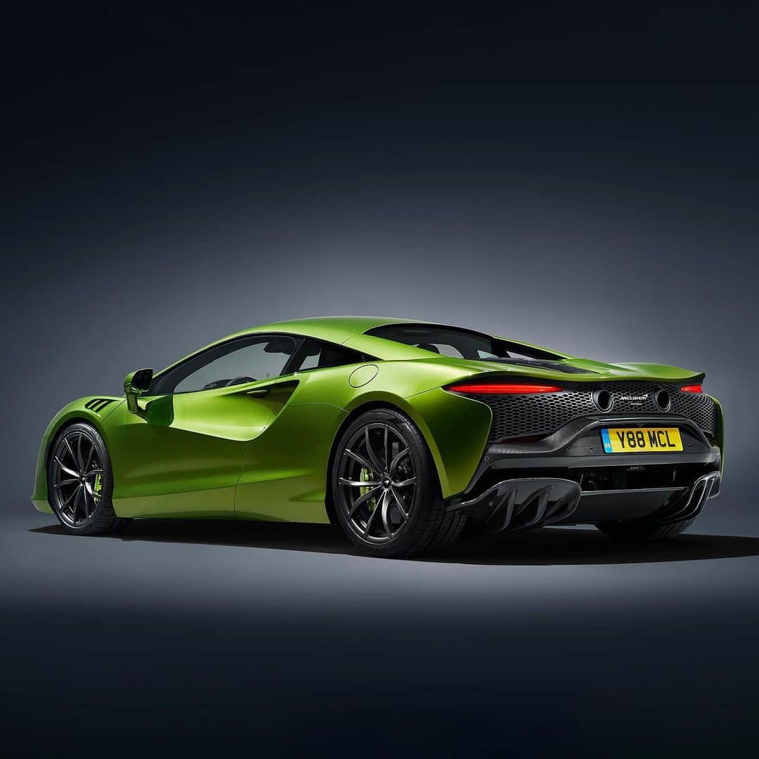HYPEBEASTさんのインスタグラム写真 - (HYPEBEASTInstagram)「@hypebeastcarclub: @mclarenauto has unveiled its electrified Artura supercar. The British automaker has equipped the vehicle with an all-new twin-turbocharged three-liter V6 engine with an E-motor and energy-dense battery pack capable of 671 BHP and 0-60 MPH in just 3 seconds. When it comes to styling, the supercar features a low-nose, cab-forward, high-tail design, coupled with a short wheelbase for an aggressive design. The Artura starts at $225,000 USD. Click the link in bio for more info.⁠⁠ Photo: McLaren」2月21日 0時06分 - hypebeast