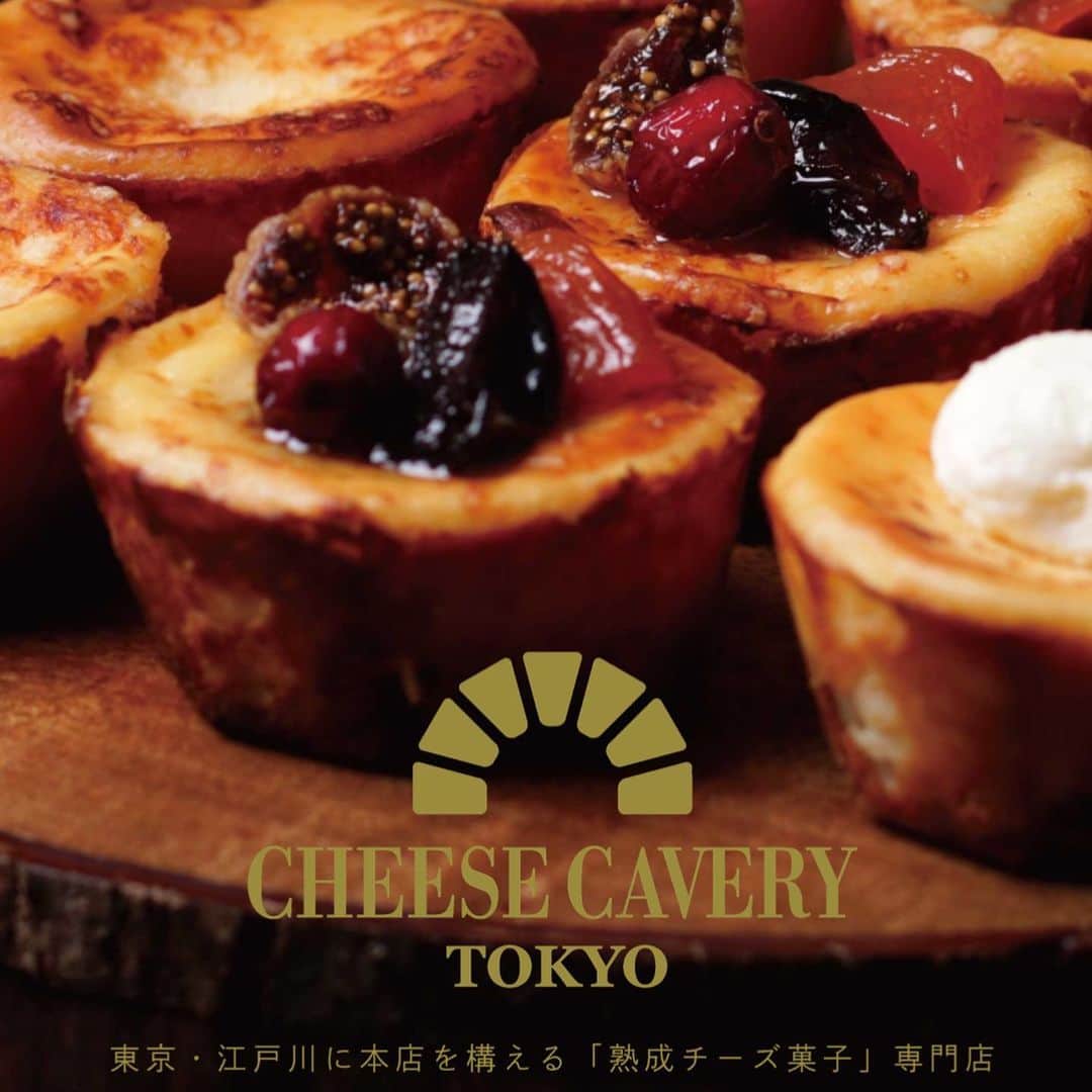 りーまるさんのインスタグラム写真 - (りーまるInstagram)「ゴルゴンゾーラクッキー🧀✨ スワイプしてね▶︎▶︎▶︎ ・ ・ まだ東京に数店舗しかない @cheese_cavery_tokyo ✨ ・ ・ チーズ好きでワイン好きな私。 2021年イチ、 こちらのお店ハマっております🤣💓 ・ ・　 今回買ったのは 熟成チーズサンドなんだけど、 パルミジャーノ・レッジャーノ、 ゴルゴンゾーラが入ってて 甘じょっぱくとにかく大人味なのが魅力です🥰🍷 ・ ・ たまーーに聞かれるんですが、 PRでもなんでもないです🤣💓💓 （つまり、、ただの食いしん坊🙋‍♀️笑） ・ ・ ・ ・ #りーまるグルメ #チーズサンド #テイクアウトグルメ  #東京グルメ   ・ ・ ・ ・ ・ ・ ・ #食べるの好きな人と繋がりたい #美味しいもの好きな人と繋がりたい  #グルメ女子#グルメ好きな人と繋がりたい #チーズケーキ専門店 #ゴルゴンゾーラチーズケーキ #大人スイーツ #北千住グルメ #東京手土産#バレンタイン#ワインに合う」2月21日 0時08分 - riii_maru162cm