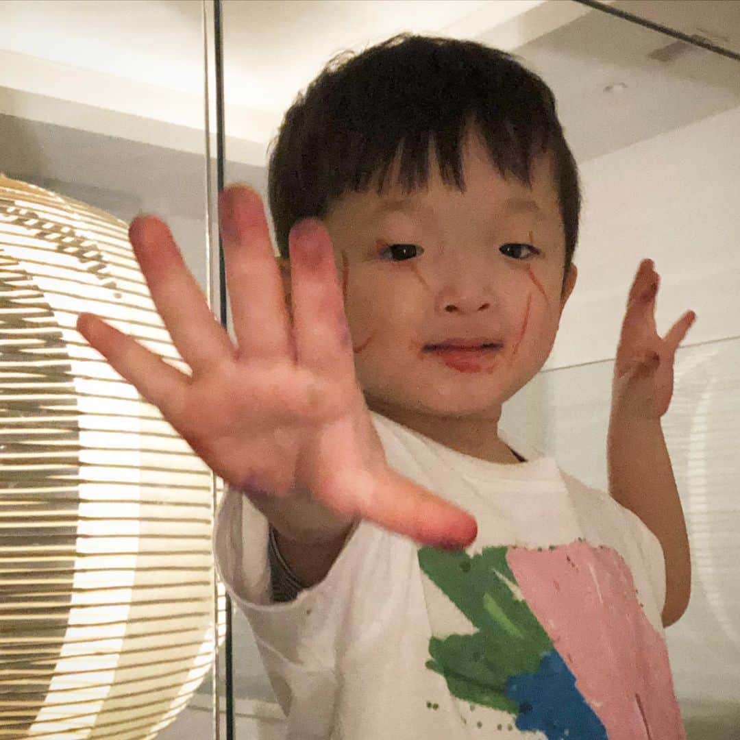 中村獅童さんのインスタグラム写真 - (中村獅童Instagram)「歌舞伎の隈取りだそうです、そしてTシャツは陽喜がデザインしたものです、子供の感性って。  #陽喜 #獅童」2月21日 0時11分 - shido_nakamura