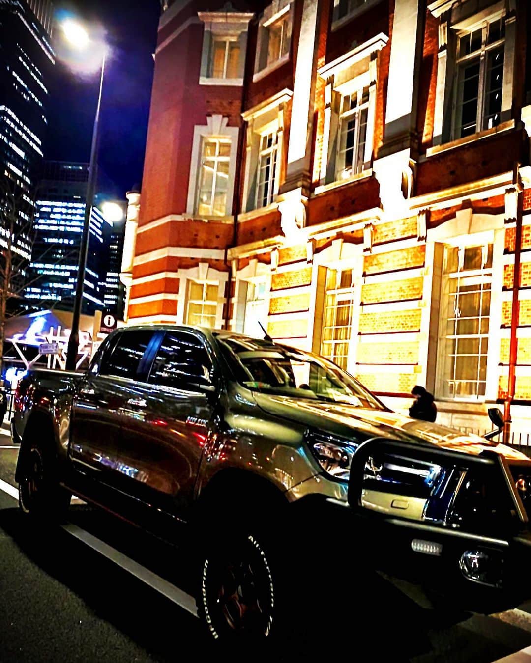 佐々木洋平のインスタグラム：「HILUX × 東京駅  #ハイラックス  #hilux  #東京駅」