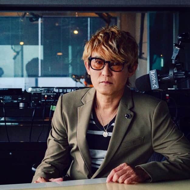 スガシカオのインスタグラム：「毎週日曜、夜の密かなお楽しみ！ スガシカオが怪しくナビゲートします J-WAVE『Mercedes-Benz THE EXPERIENCE』  今週は、久しぶりのソロドライブ！ そのドライブパートナーは、リスナーの皆さんです！ デビュー前夜の激ヤバすぎるスガシカオのリアルな実態を、デビュー24周年を前にたっぷりお話ししちゃいます！胃薬ご飯、自殺の名所、のぞき未遂、貧乏、変態.....こんなこと喋っていいのかしら  さぁ、ドライブに行く準備を！ 今夜、、21時O.A.📡🎶   #expe813（番組ハッシュタグ）  ◆#radiko ↓で全国どこからでも視聴できます！ http://radiko.jp/share/?t=202102121210000&sid=FMJ （リンクは放送開始前にオープン）  ◆#clubhouse ↓では、本人がわざわざ裏実況してます！ https://www.joinclubhouse.com/event/PQnwqOwb」