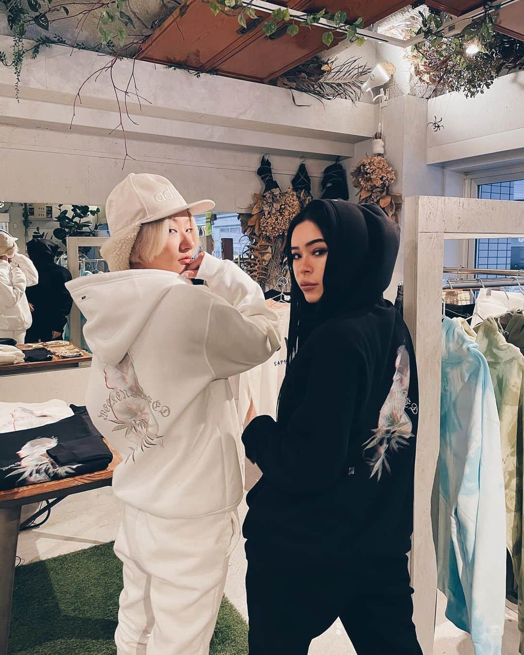 藤川ありすのインスタグラム：「__ @blitt_official & @suxsox  POPUP  DAY1 明日も15:00-21:00で @darayunya とお待ちしてます🕺🏻  @pmmm_official」