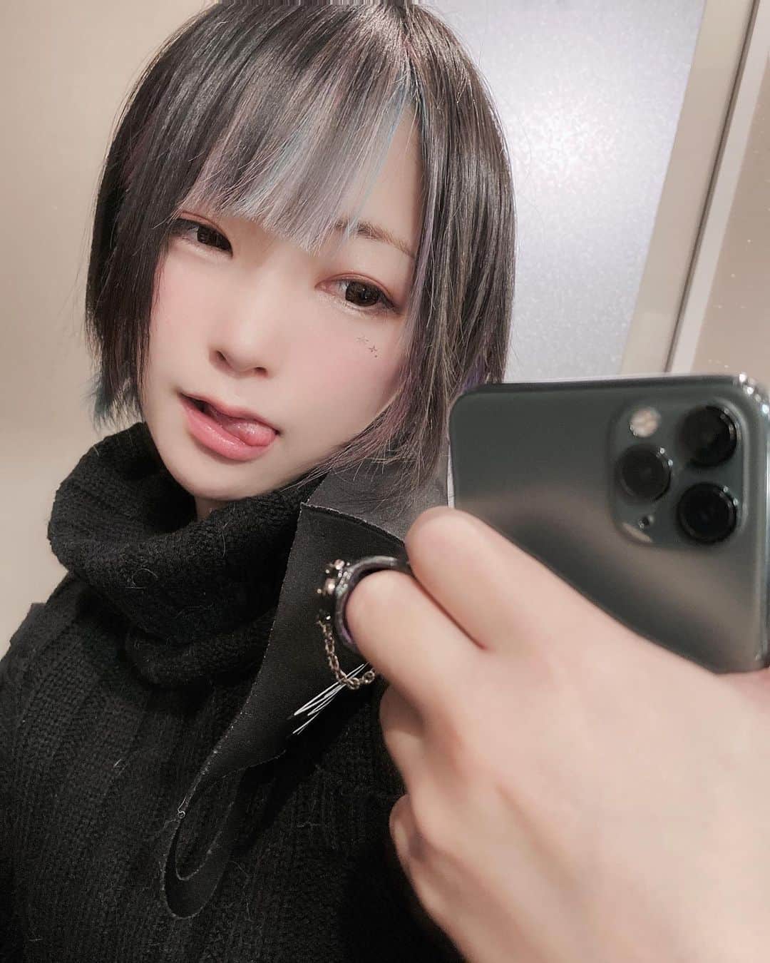 霧宮てんのインスタグラム：「私服です💙 プリンドルさんの指輪可愛いっ TikTokも見てください(*'ω'*) https://vt.tiktok.com/ZSJeardPy/」