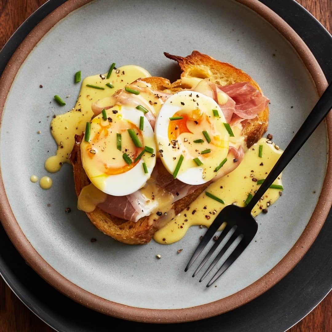 Food & Wineさんのインスタグラム写真 - (Food & WineInstagram)「The secret to this super-simple take on eggs Benedict from @susanspungen? Just a bit of cornstarch. It stabilizes the emulsion in the hollandaise, so the sauce is less likely to break. Steaming the eggs is less fussy than poaching them as well, and results in tender whites and smooth, creamy yolks. Tap the link in our bio to get the recipe and make it today! 📸: @gregdupree」2月21日 0時30分 - foodandwine