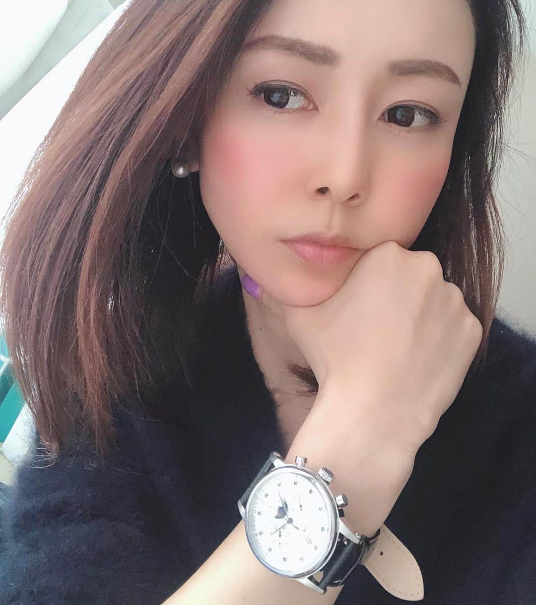 宮崎宣子さんのインスタグラム写真 - (宮崎宣子Instagram)「私は、仕事人間な時の自分が嫌いじゃない。 忙しくて死にそうになると何となくアドレナリンが出て燃える🔥  仕事は、きっちりやりたいからこそ、時間との戦い。  そんなモードの時は、ジーンズにざっくりニットを着て、お気に入りの時計を付けます。  @loborjapan さんのこの黒ベルトのこの時計はめちゃくちゃお気に入り😊  ピリッと気を引き締めたい時には必ずこれを付けて、 スイッチを切り替えます。  かっこよくて、使いやすいのに、 お値段が、ビックリするほど買いやすいから、ついついいくつも持ちたくなります。  さらに10%OFFになる クーポンコード miyazbo64  もう一つ狙ってます🙈✨  #ロバー #時計 #腕時計 #lobor #ペアウォッチ #バレンタイン #ギフト」2月21日 0時31分 - miyazaki_nobuko