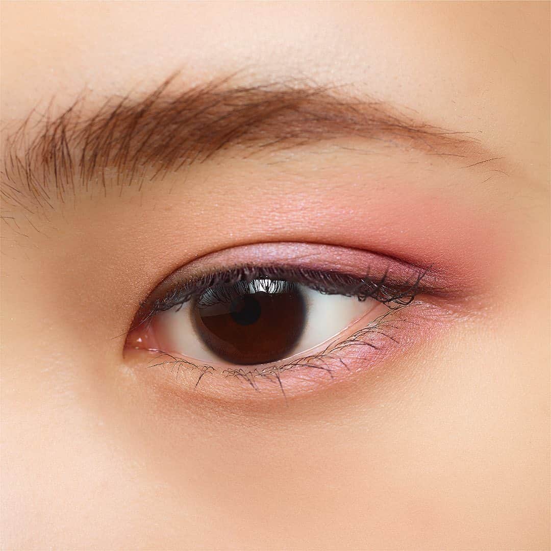 DECORTÉさんのインスタグラム写真 - (DECORTÉInstagram)「“Bouncy in texture, creamy in finish, it goes on brilliantly even when smudged on in a rush.” — @harpersbazaarus on Eye Glow Gem」2月21日 0時32分 - decortebeauty
