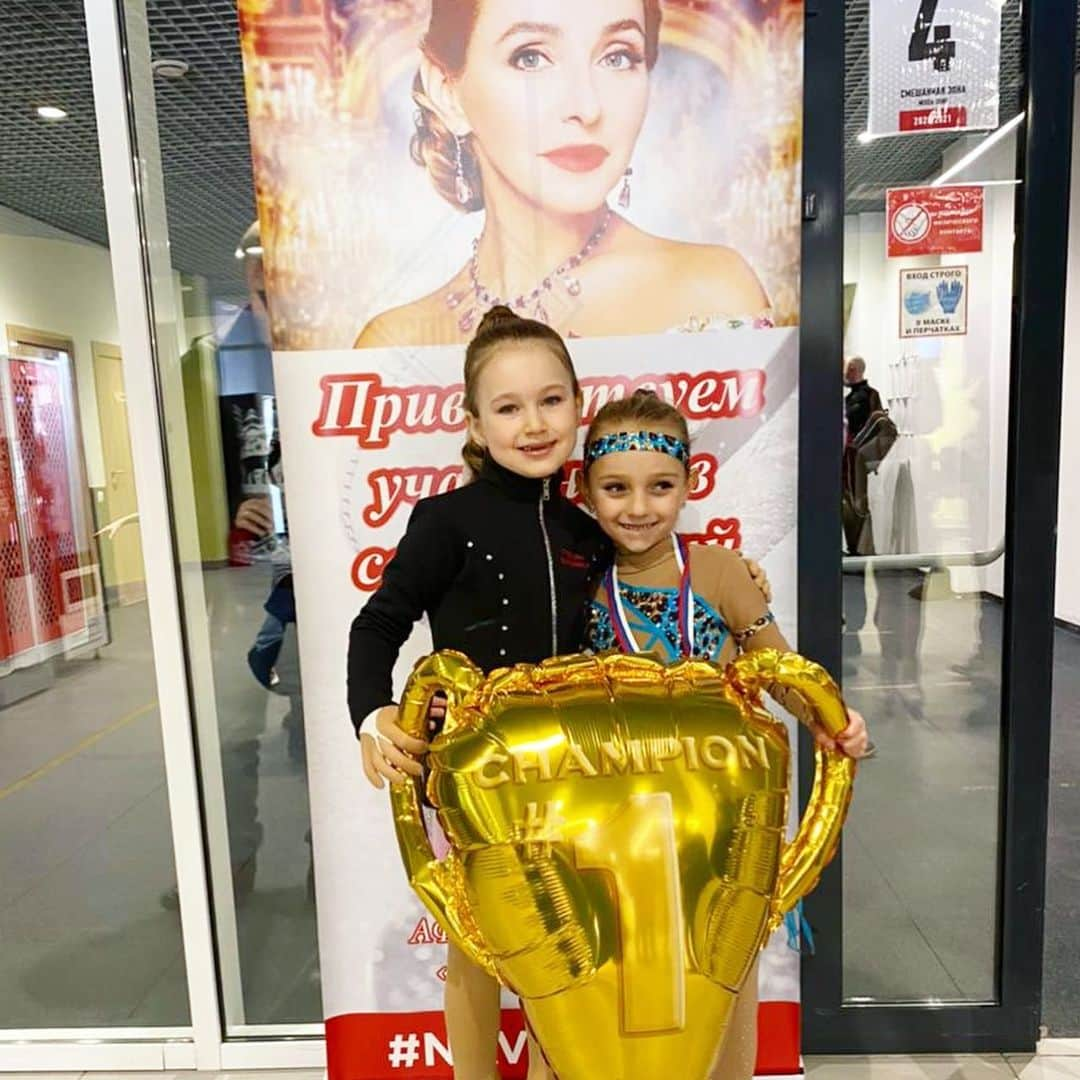 タチアナ・ナフカさんのインスタグラム写真 - (タチアナ・ナフカInstagram)「🥇⛸️🎆 Барабанная дробь! 🥁 Сегодня ровно 15 лет нашей победе на Олимпийских играх в Турине 2006! ✨👆💪 В благодарность и память за прошлое, но с надеждой на будущее 20 и 21 февраля 2021 года проходят Соревнования Московской области по фигурному катанию на коньках на призы олимпийской чемпионки Татьяны Навки! 😉 😁 В первый день соревнований моя маленькая фигуристка, Надежда Пескова заняла🥉 место в 3ем юношеском разряде! Видео программы выложу позже, а сейчас уже по фото можно понять, что костюм у Надюши такой же, как и у меня в Турине, голубой леопард 💙 Яблоко от яблони! 👼😁💃⛸️ 🔹Отдельно хочу поблагодарить весь тренерский состав АФК "НАШИ НАДЕЖДЫ", благодаря вам наши юные звёздочки развиваются и занимают призовые места! 👆💯  P. S. Спасибо за поддержку и награждение юных фигуристов Министру физической культуры, спорта и работы с молодежью Московской области Терюшкову Роману Игоревичу @teryushkov! 🙏 #ТатьянаНавка #НадеждаПескова #детки #матьидочь #яблокоотяблони #фигурноекатание #юнаяфигуристка #юношескийразряд #чемпионы #стремимсякбольшему #нашебудущее #юныефигуристы #АФКНашиНАДЕЖДЫ」2月21日 0時37分 - tatiana_navka