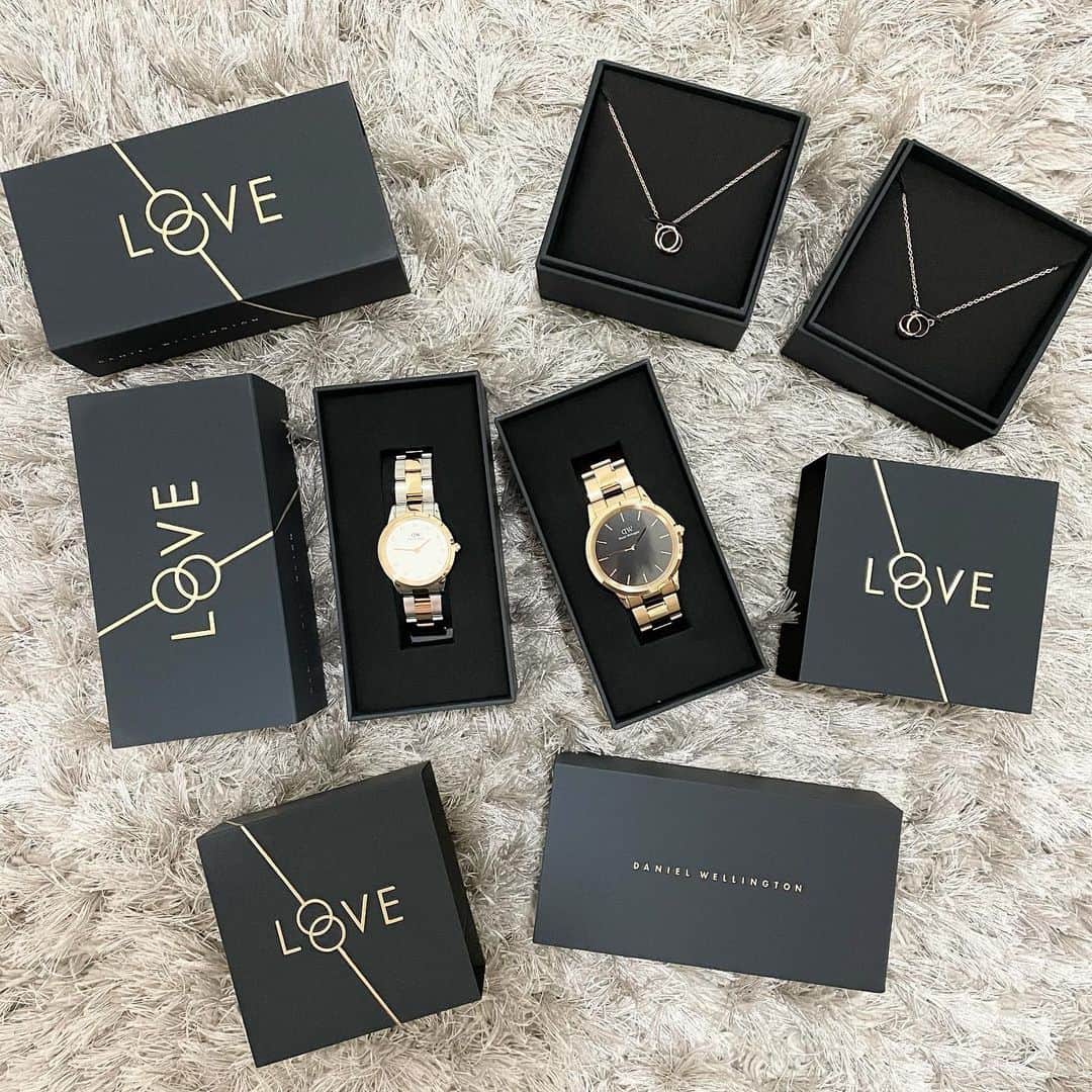?Yukihiro Ito?のインスタグラム：「⌚️⌚️⌚️ ・ ・ @danielwellington 様より  @sheryl.0320 とお揃いの 素敵なプレゼント🎁が届きました✨ ・ ・ @sheryl.0320 👩🏼 DW00100358 ICONIC LINK LUMINE 32MM ベルト→シルバー×ローズゴールド 文字盤→ホワイト ・ @yukky0729 👱🏽‍♂️ DW00100214 ICONIC LINK 40MM ベルト→ローズゴールド 文字盤→ブラック ・ ・ ネックレスは共に DW00400166 ELAN UNITY NECKLACE ローズゴールド ・ ・ ホワイトデーの🎁にも最適‼️ と思っていたら😳 ・ ↓↓↓ ・ 【Daniel Wellington 公式サイト】 https://www.danielwellington.com/jp/  ・ ・ ✨15％OFFクーポンコード 【yukky0729】の併用でさらにお得‼️ ・ ・ ・ #ダニエルウェリントン #DWバレンタイン #時計 #Watch #お揃い #おそろコーデ #おそろ #おそろの極みpic #ネックレス #necklace #ホワイトデー」