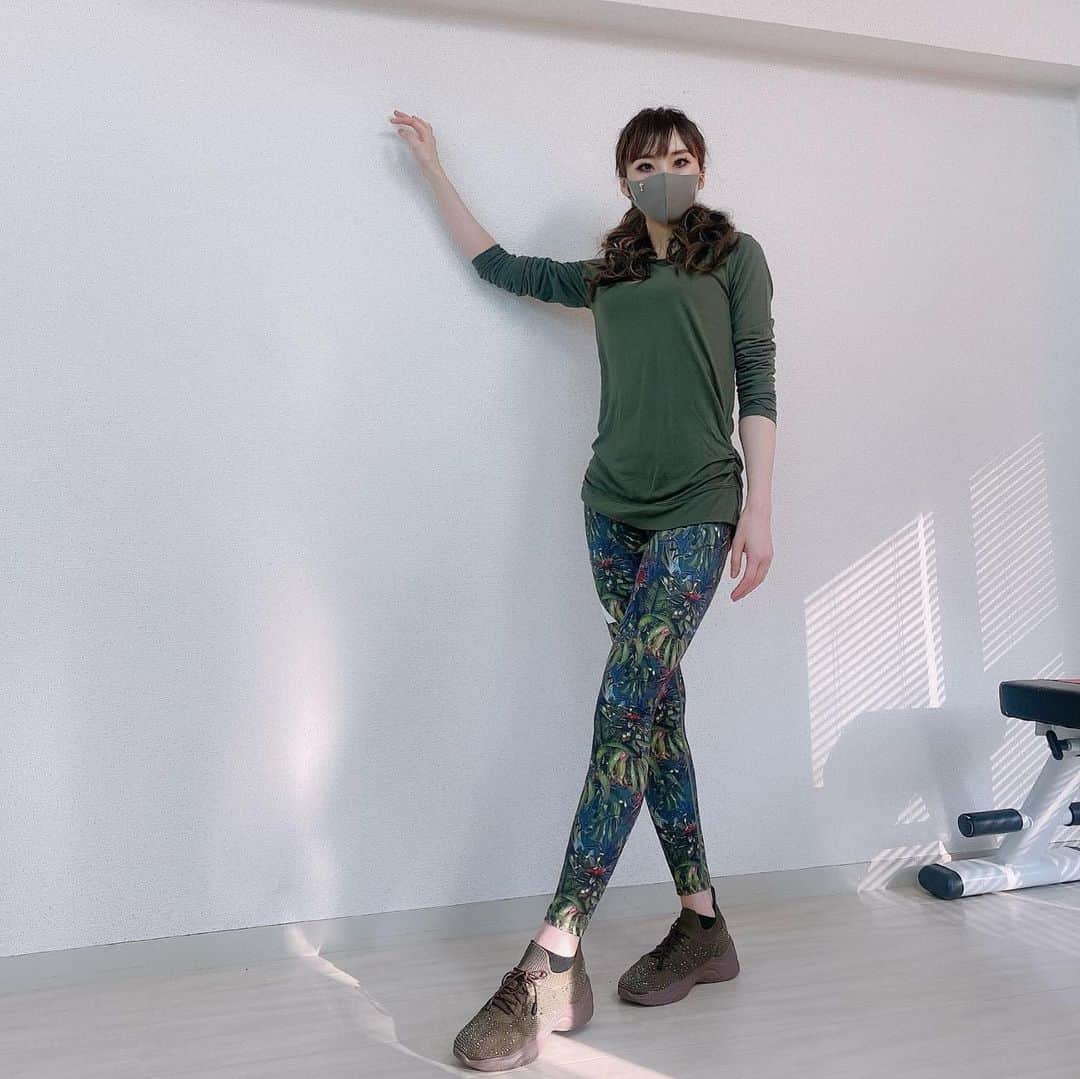 Erenaのインスタグラム：「🤸🏼‍♀️ﾊﾟｰｿﾅﾙｼﾞﾑ B-Concept🤸🏼‍♂️ @b_concept_japan / @kansai.gym.bcon 人生初のジムに行ってきた🙌😳🙌 いつも調べあげた自己流 「ヨガ&筋トレ」してるんだけど果たしてこれで良いのか わからず… プロのトレーナーさんに正しいトレーニング方法を教えてもらいに行ってきたよ🤗 これから「美尻,美脚」を目指します😘💓 II▶︎ 太もも,産後ダイエットに特化 II▶︎ 全国21店舗展開 II▶︎︎ トレーニングウェア&シューズレンタルもあり . ✨クーポン: bc_erena ✨ ✨使うと『¥3000 』OFF になるよ😉✨ . 気になる方はぜひCheckしてね♡ . ⇒⇒⇒つづく… . . #bconcept#ビーコンセプト#ダイエットジム#パーソナルジム#パーソナルトレーニング#細い足#脚痩せ#足やせ#痩せる#美脚#下半身痩せ#筋トレ女子#腹筋女子#くびれ#ヒップアップ#シェイプアップ#ボディメイク#トレーニング#ダイエット#産後ダイエット#神戸#三宮#大阪#梅田#堂島#なんば#難波#心斎橋#名古屋#札幌」