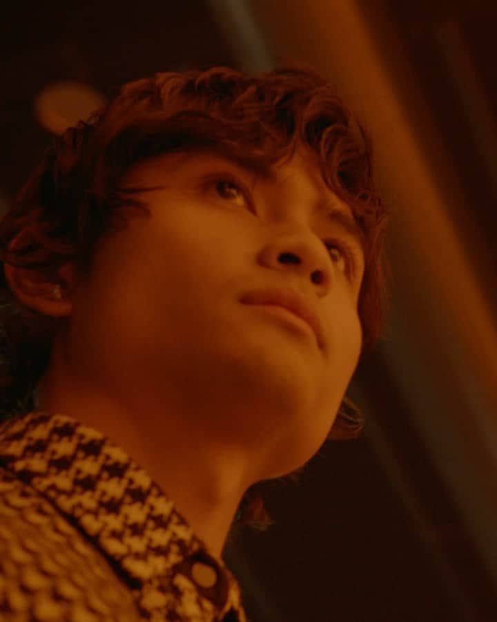 カシミ オムのインスタグラム：「Don’t miss to watch the Qasimi AW21 collection launch - digital presentation today at 4pm GMT.   [link in bio]  Creative director @hooralq  Stylist @raphaelhirsch  Choreographer @bakanipickupcompany  Music @visionist__  Vidéo direction & production @studiopremices  Art director @nicolas_santos」