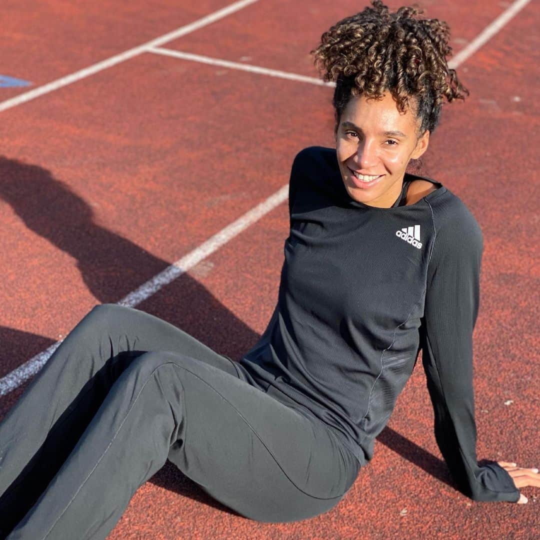 アシュリー・ネルソンのインスタグラム：「One time for the Birthday girl !!🎈  When you turn up to training and Coach says 350s ...but it’s your birthday so the smile stays undefeated!!! 😁☠️  #30 #birthday #birthdaygirl  #track #trackandfield #nodaysoff」