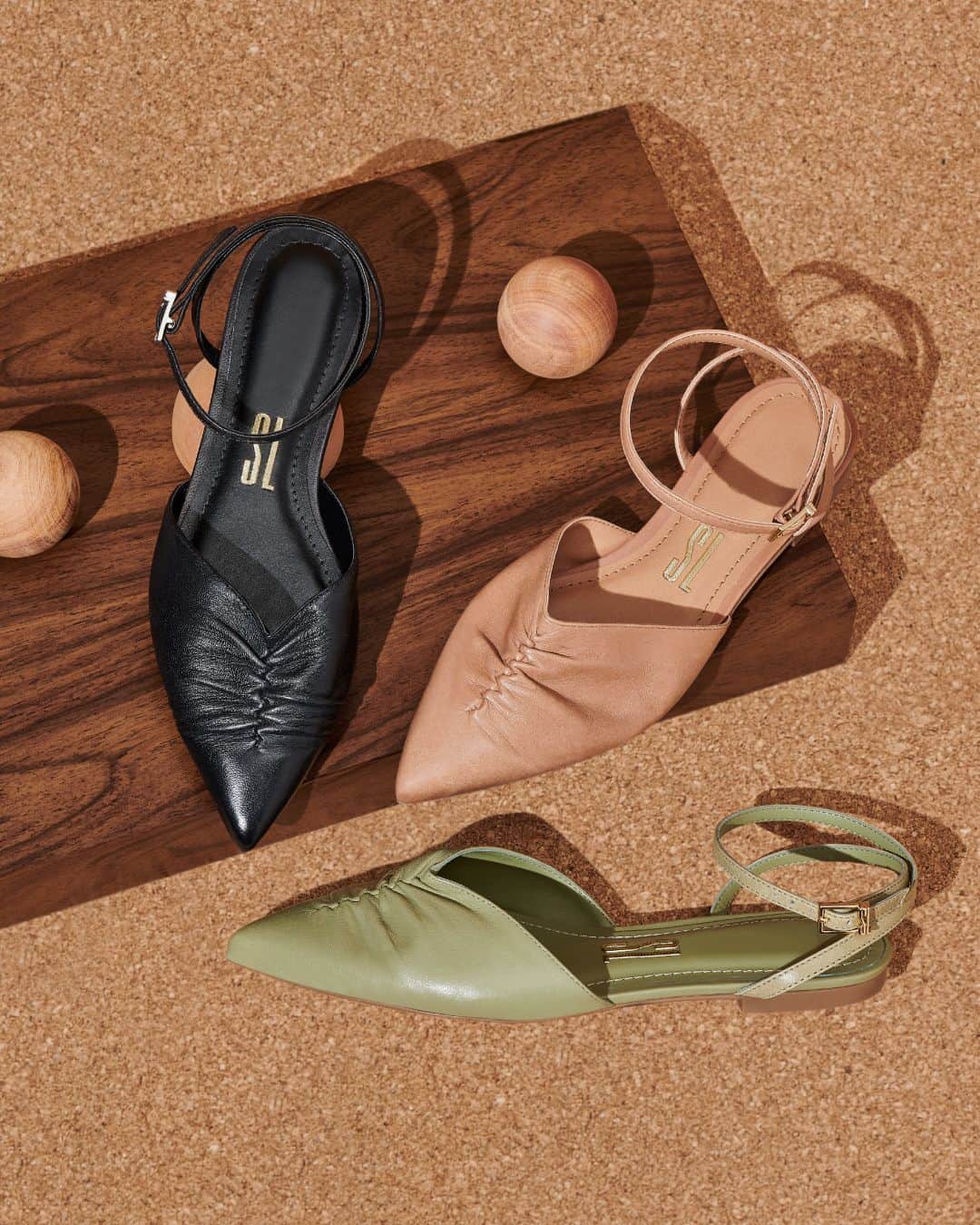 Santa Lollaのインスタグラム：「A cartela de cores para o Inverno 2021 agrega informação de moda aos nossos shapes clássicos. Do básico preto aos tons terrosos, todos os detalhes foram pensados para passear com estilo entre as composições mais invernais. Arrasta pro lado e confira de perto a sapatilha de bico fino na versão verde oliva! [ R$169,90 cada ] #santalollainv21 #comfy #pointedflats」