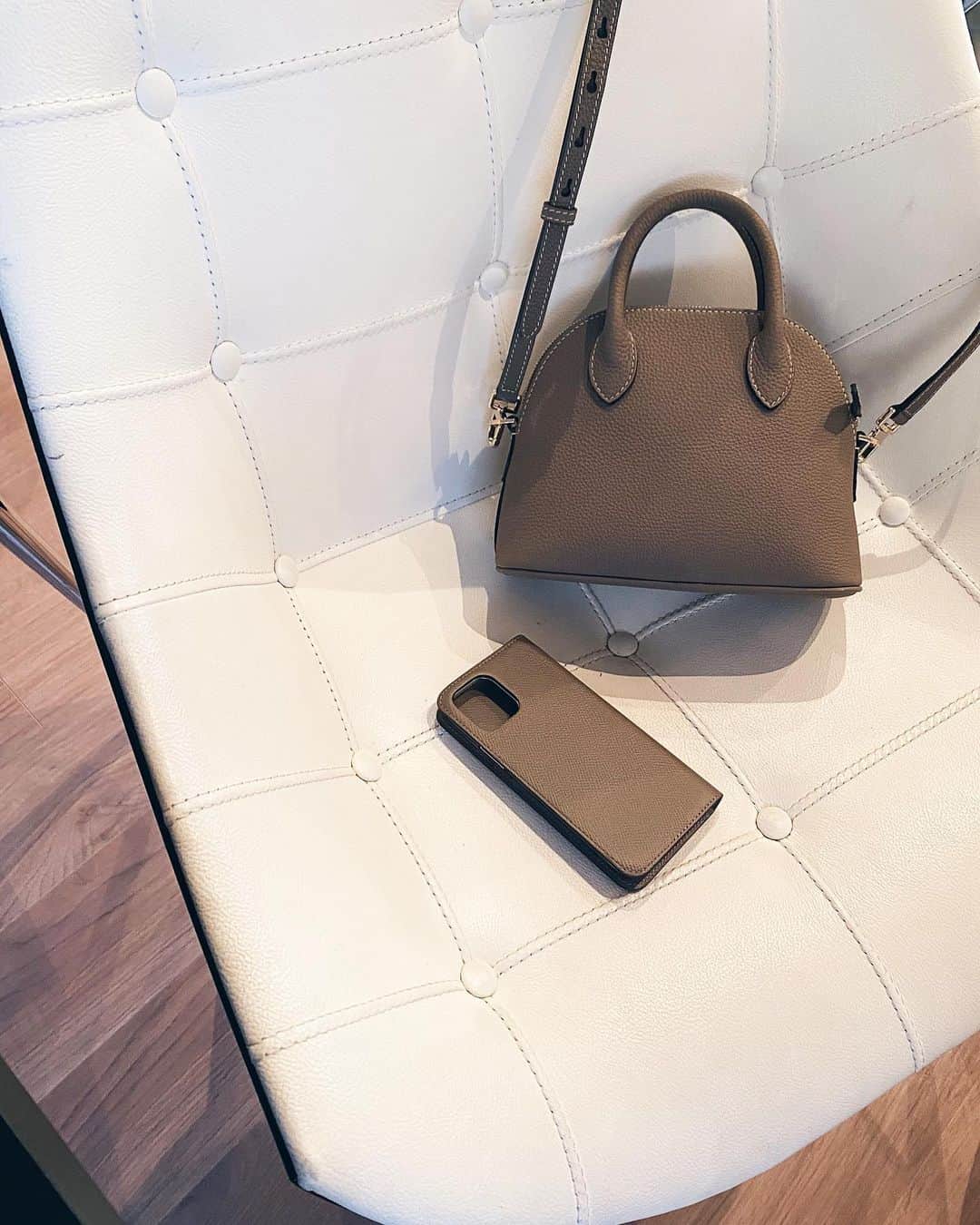 谷口紗耶香のインスタグラム：「@bonaventura.official   揃えてgetした#ボナベンチュラ ✔️ ケースもBAGも　#エトープ　だよ。 可愛いーっ🤍」