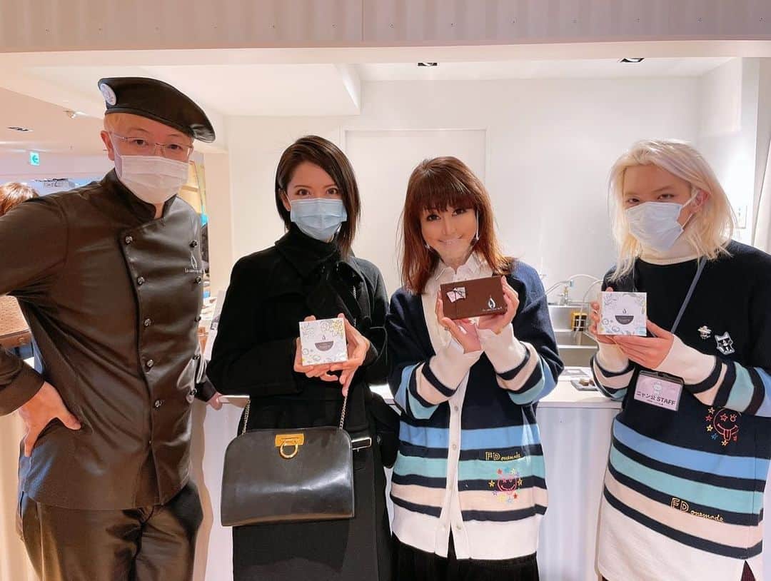 のインスタグラム：「南青山BENEで2/23まで行われているニャン公展にお邪魔してきました！ 今回は私もアンバサダーを務めているルショコラドゥアッシュ @lechocolatdeh_ginza  が、トップインスタグラマーのDさん @d_japanese のニャン公とコラボ。 限定コラボショコラの売り上げの12%が、猫の殺処分を減らす活動として保護猫団体への支援となるとの事で、そんなのマストバイ！ うちのむーさんも里親募集のサイトから譲り受けた子です。 ルショコラドゥアッシュの限定ショコラは クールショコラ3粒 カカオフルール4粒 コフレ16粒 ピウラ70%のタブレット と4種類あり、めちゃくちゃ迷いましたが私はカカオフルールにしました。 梅に肉球柄がついていてとても可愛い。 箱に辻口シェフとDさんにサインを入れていただきました♪  ルショコラドゥアッシュ以外の出店もすべてニャン公や猫に関連するものなのでとても楽しかったです。 写真7枚目は装着するとデビルになれるEAR DEVILというイヤホン。 めちゃ可愛いし試し聞きさせていただいた所、音も抜群でした。超クリア。 8枚目はルームフレグランス。ニャン公の友達のカラスが集めた宝物をイメージして作られたもので、1つ1つにDさんの私物のアクセサリーが入っています。 ウッディーな香りが心地良く、私も1つ惹かれるアクセサリーがあり購入しました。  9枚目は星座モチーフのアクセサリー、10枚目はニャンコーヒー。などなど、まだまだ沢山の出店がありました。 10枚に収まらない。 猫だらけで幸せ！ #ニャン公展 #ニャン公 #nyanco #lechocolatdeh  #lcdhアンバサダー #ルショコラドゥアッシュ」