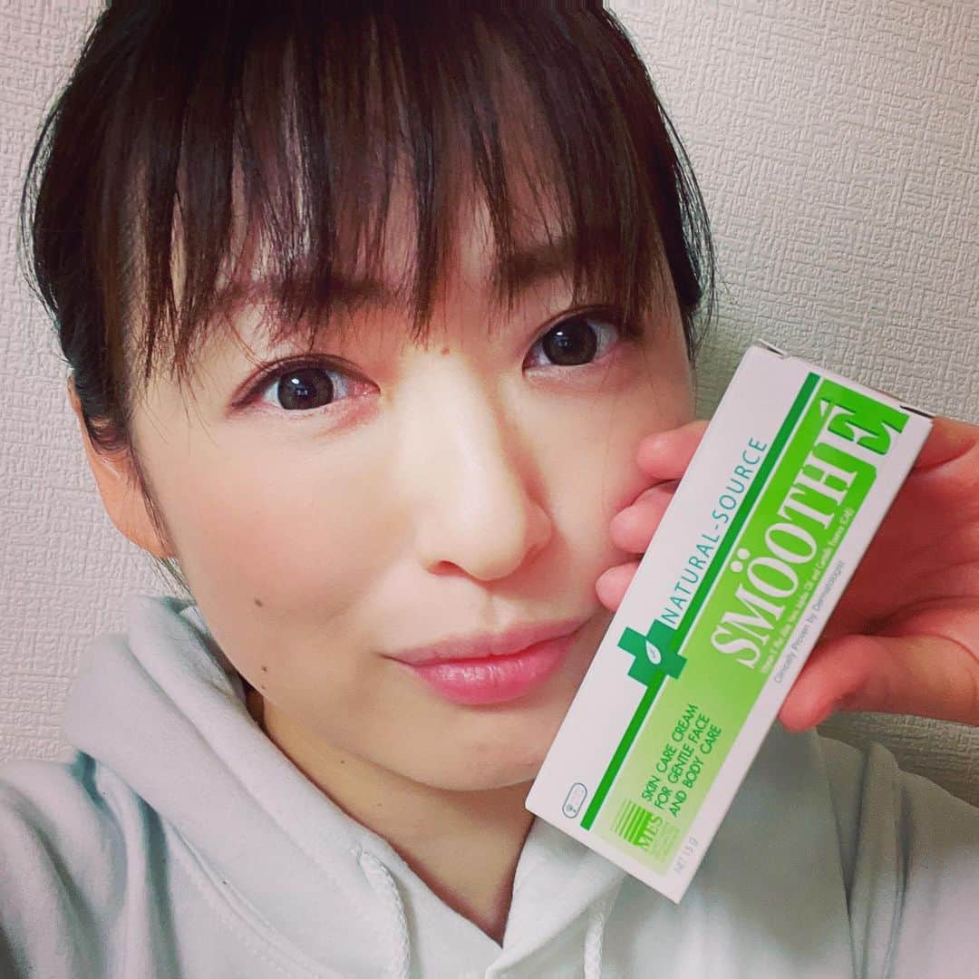脇田唯のインスタグラム：「最近の私のスキンケア！  ブロッコリーの化粧水と、美容液たち。その中でもオススメが、手前のスムースEクリーム！ 香りがすごく良くて、少量でもスーッと伸びてくれてお手入れしやすいです。 美容大国タイのクリームとのこと。ニキビとか気になってつぶしちゃったやつとか、今マスクしてるから、治ったと思ったら、また次のが出来たりで、跡も残ったりしてきになりますよね？ 皮膚科に行く暇もない人、使ってみて！後から跡ケアって素敵✨  @smoothe _japan   #スムースE #スムースEクリーム #スキンケア #あとケア #妊娠線ケア #ニキビケア #保湿 #ツボクサエキス #sponsored」