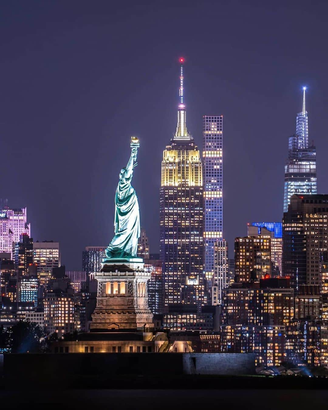 のインスタグラム：「“New York is a city of superlatives, a place where the best, the brightest, the biggest is the norm.” — Marilyn J. Appleberg ⠀⠀⠀⠀⠀⠀⠀⠀⠀   📷: @jay_roams #EmpireStateBuilding」